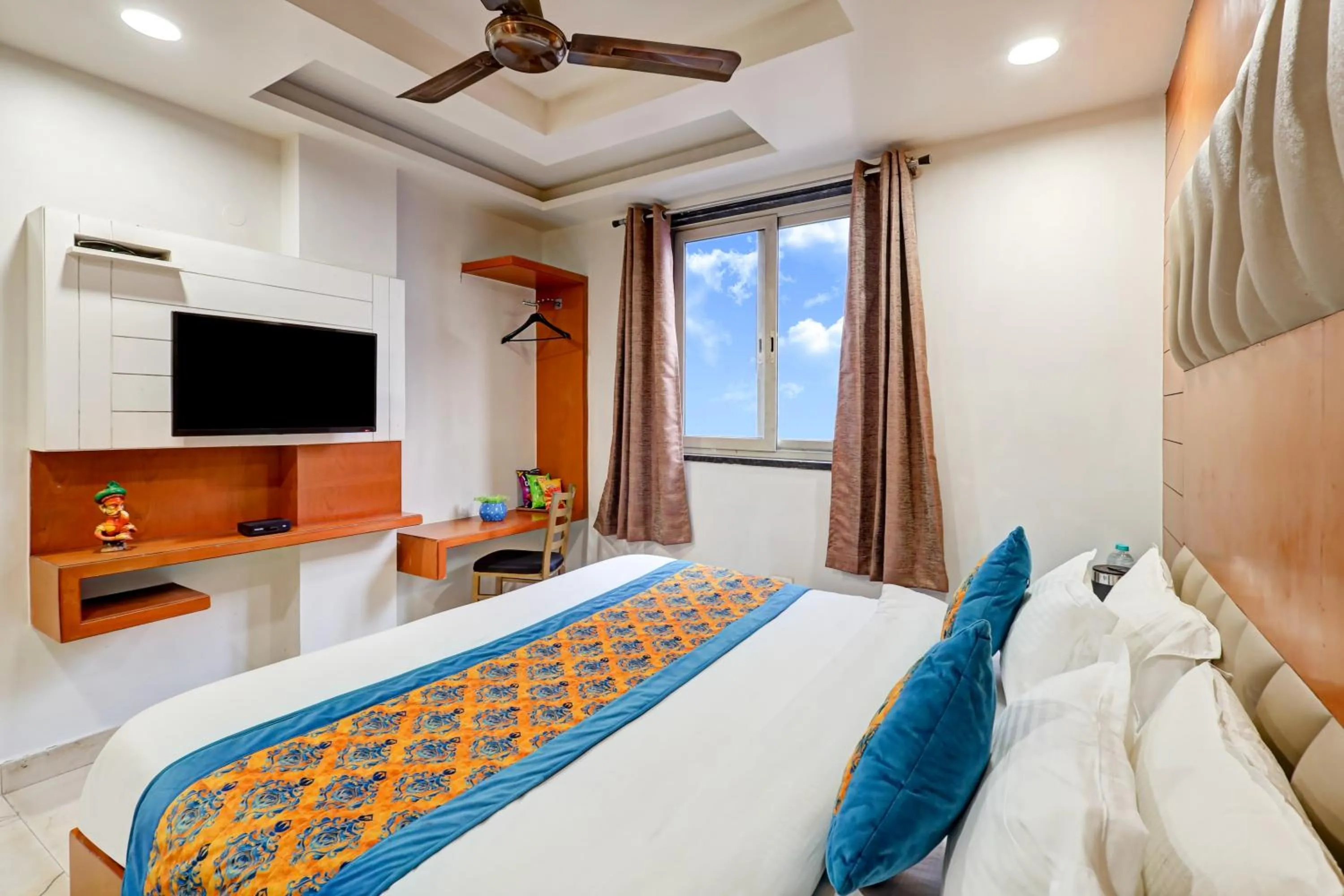 Bedroom, Bed in Tashkent Palace - Walk in from NDLS Station & RK Ashram Metro Station