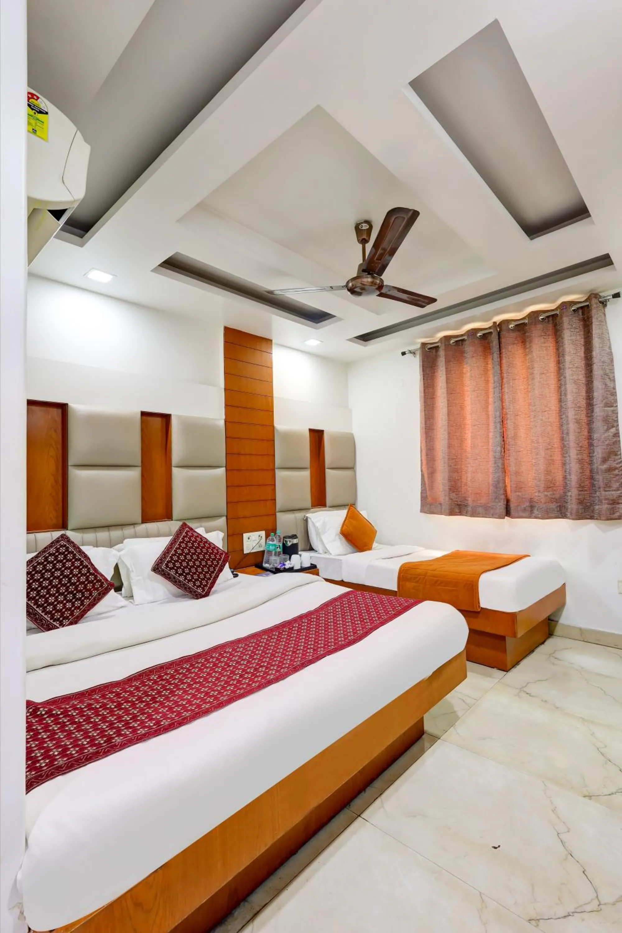 Bedroom, Bed in Tashkent Palace - Walk in from NDLS Station & RK Ashram Metro Station