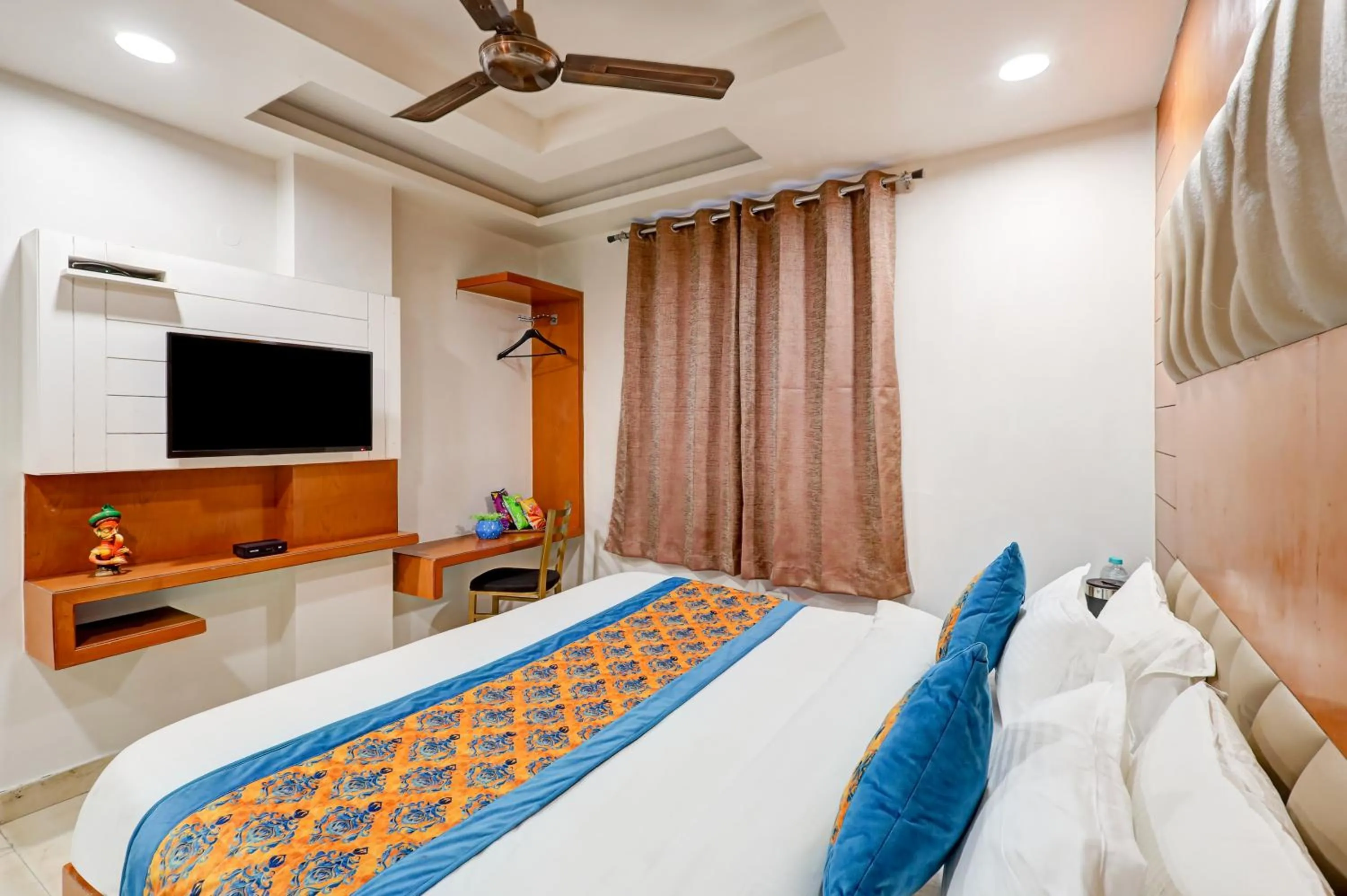 Bedroom, Bed in Tashkent Palace - Walk in from NDLS Station & RK Ashram Metro Station