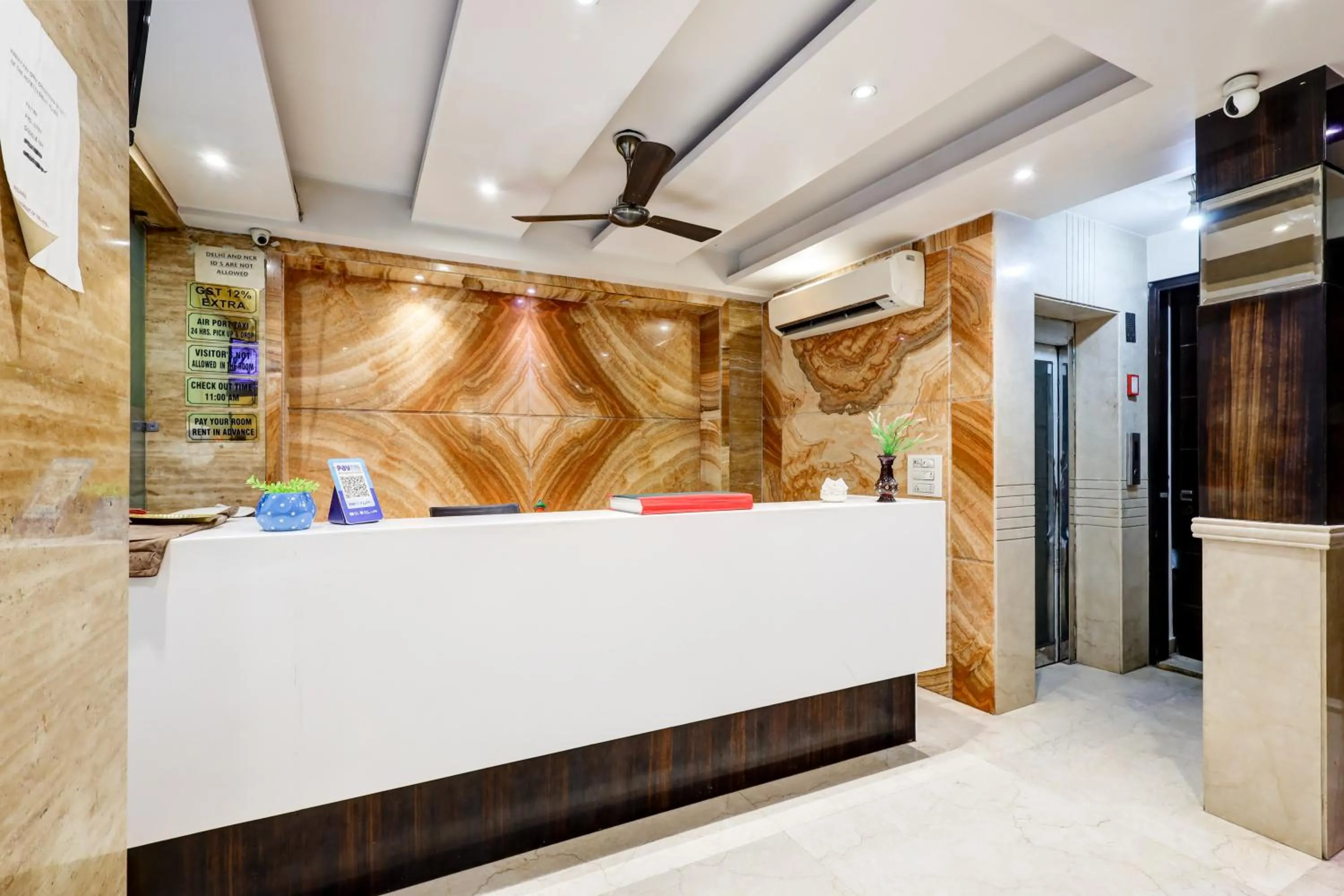 Lobby or reception in Tashkent Palace - Walk in from NDLS Station & RK Ashram Metro Station