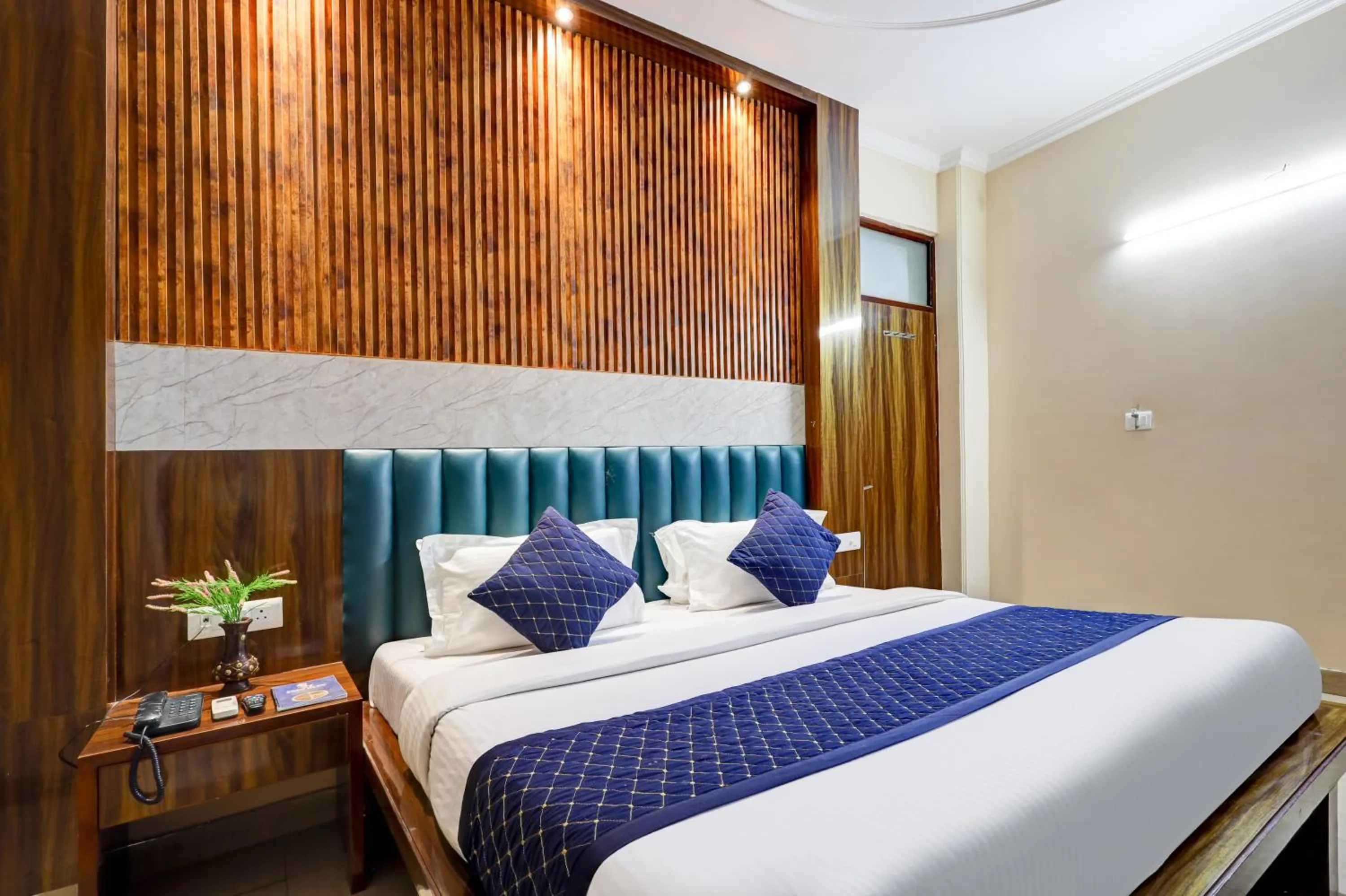 Bathroom, Bed in Tashkent Palace - Walk in from NDLS Station & RK Ashram Metro Station