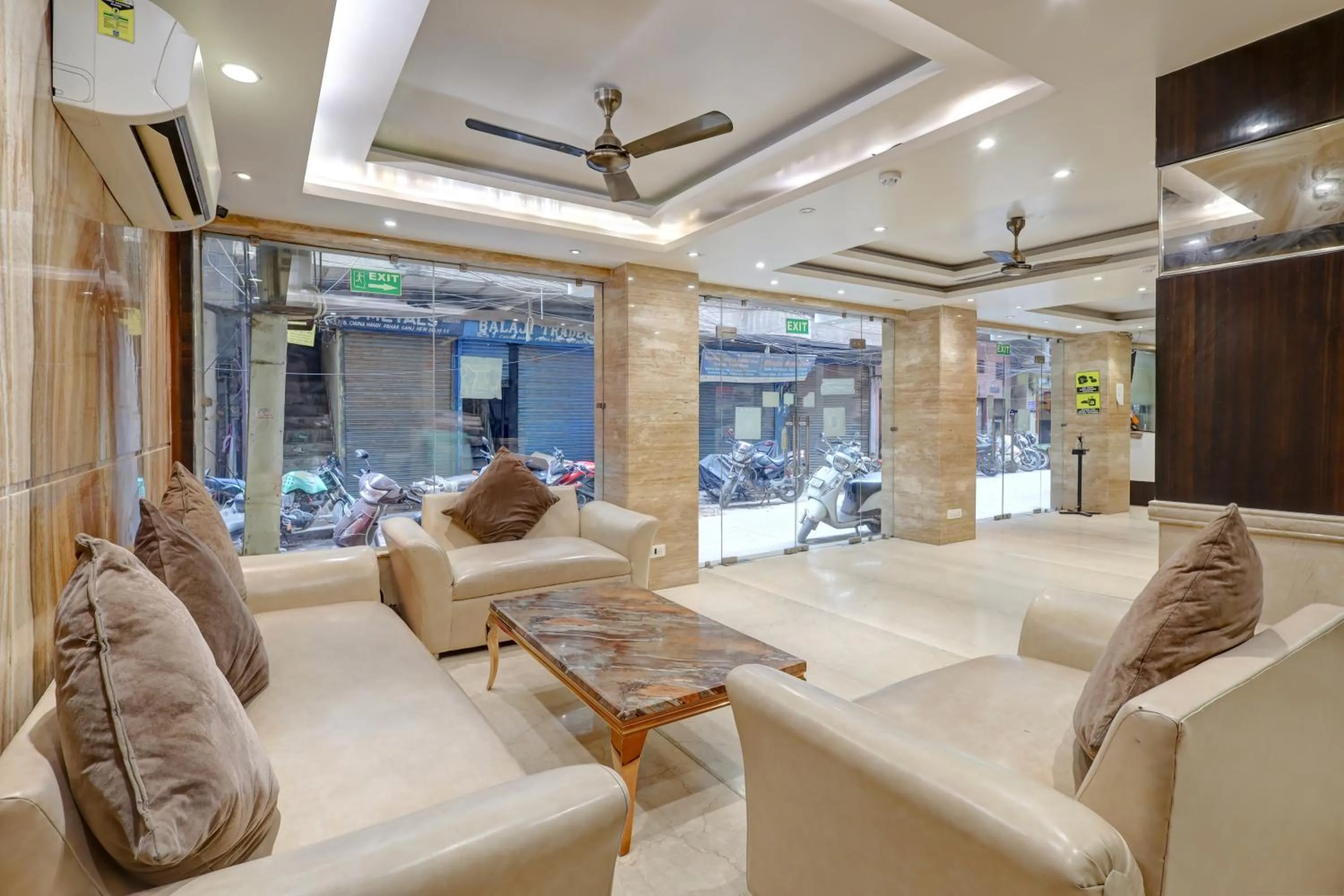 Lobby or reception in Tashkent Palace - Walk in from NDLS Station & RK Ashram Metro Station