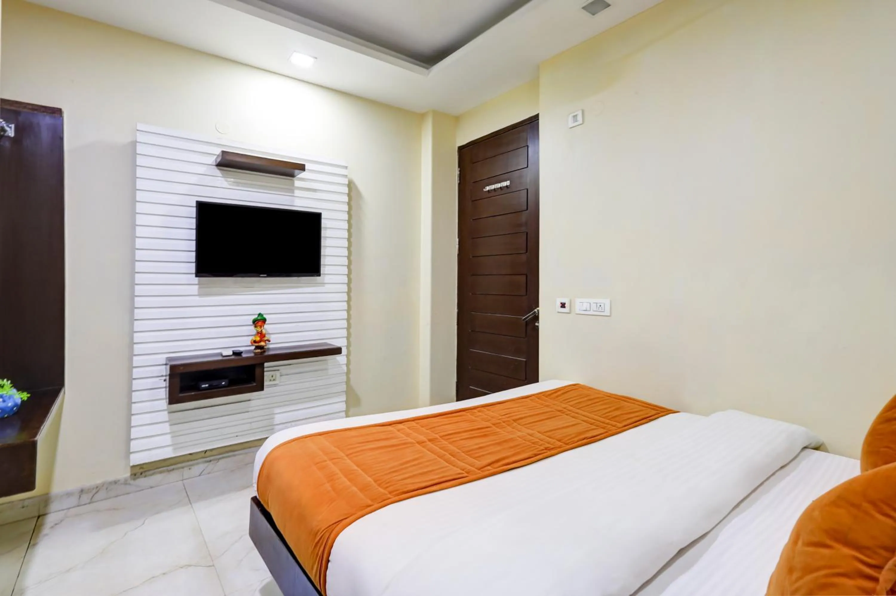 Bedroom, Bed in Tashkent Palace - Walk in from NDLS Station & RK Ashram Metro Station