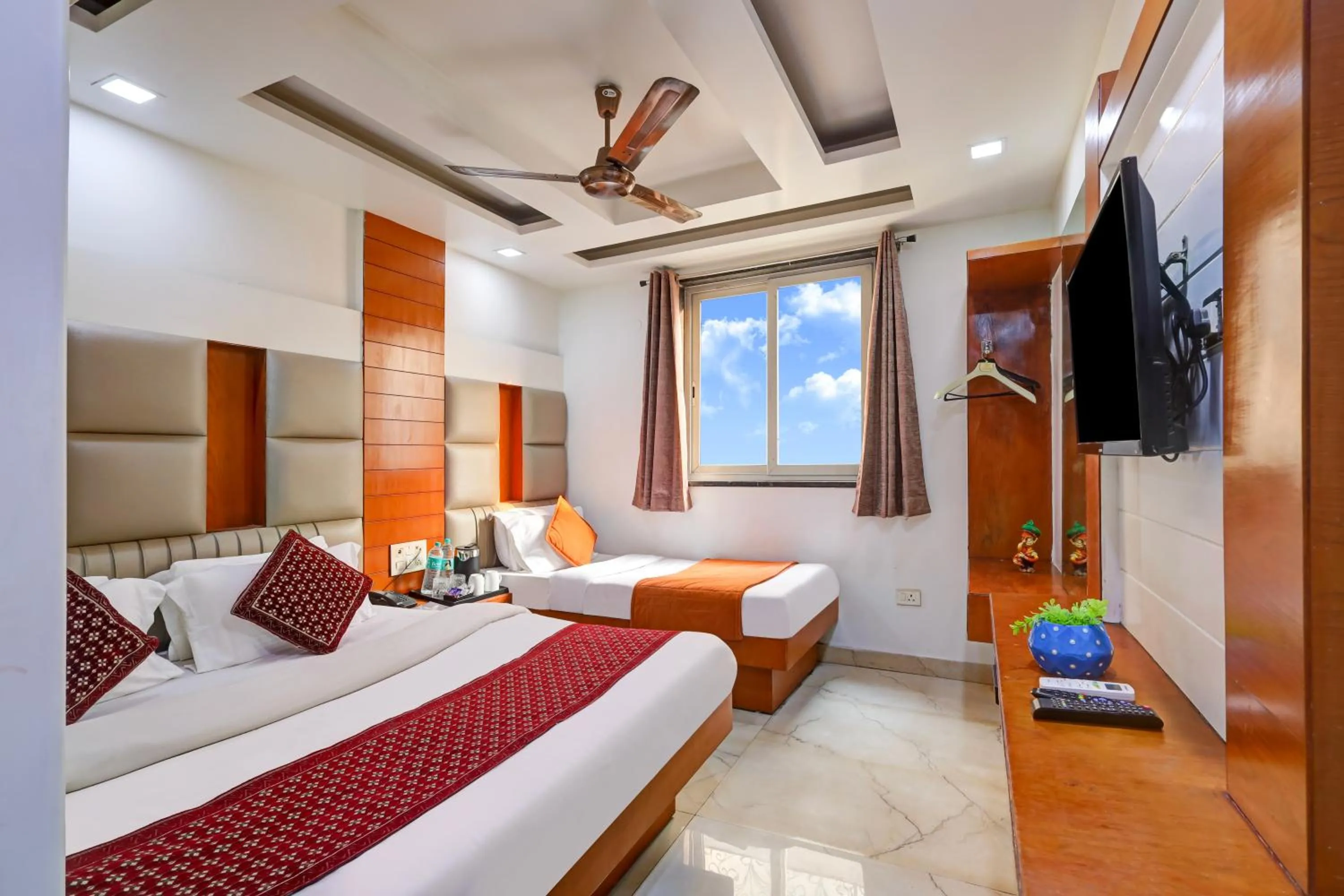 Bed in Tashkent Palace - Walk in from NDLS Station & RK Ashram Metro Station