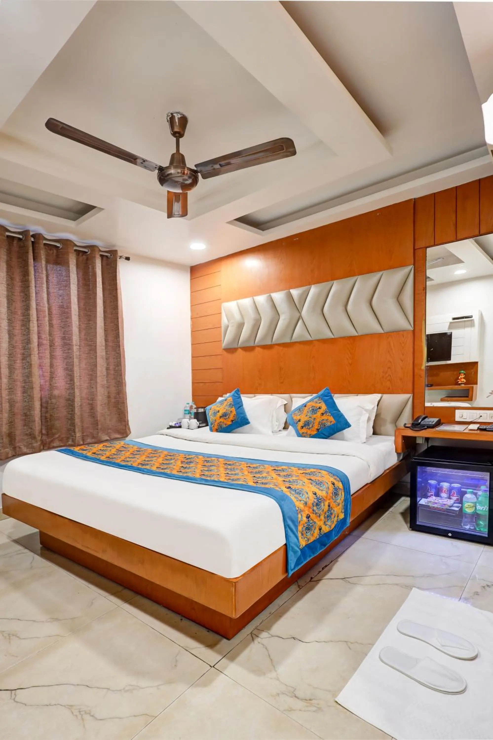 Bedroom, Bed in Tashkent Palace - Walk in from NDLS Station & RK Ashram Metro Station