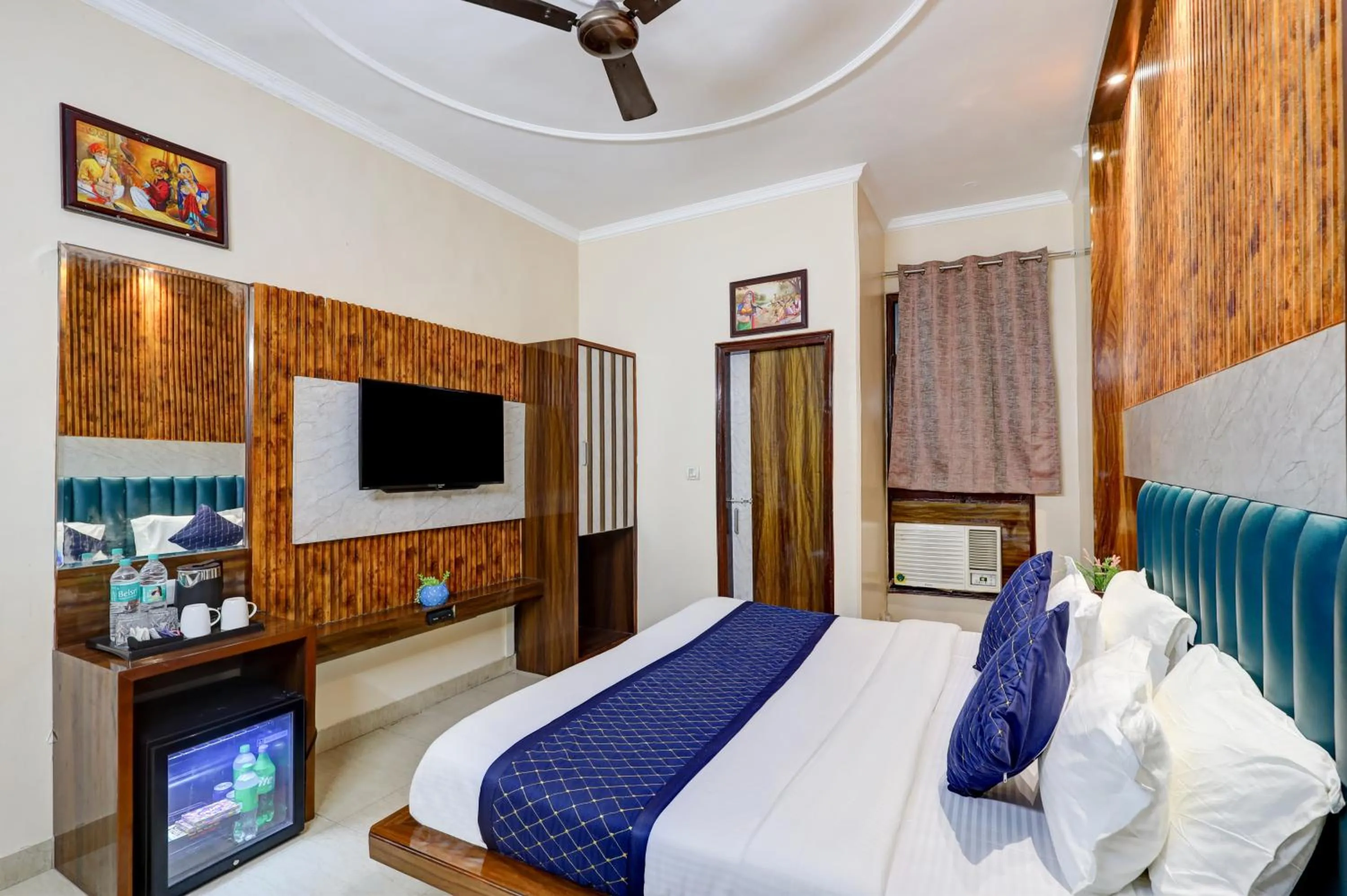 Bedroom, Bed in Tashkent Palace - Walk in from NDLS Station & RK Ashram Metro Station