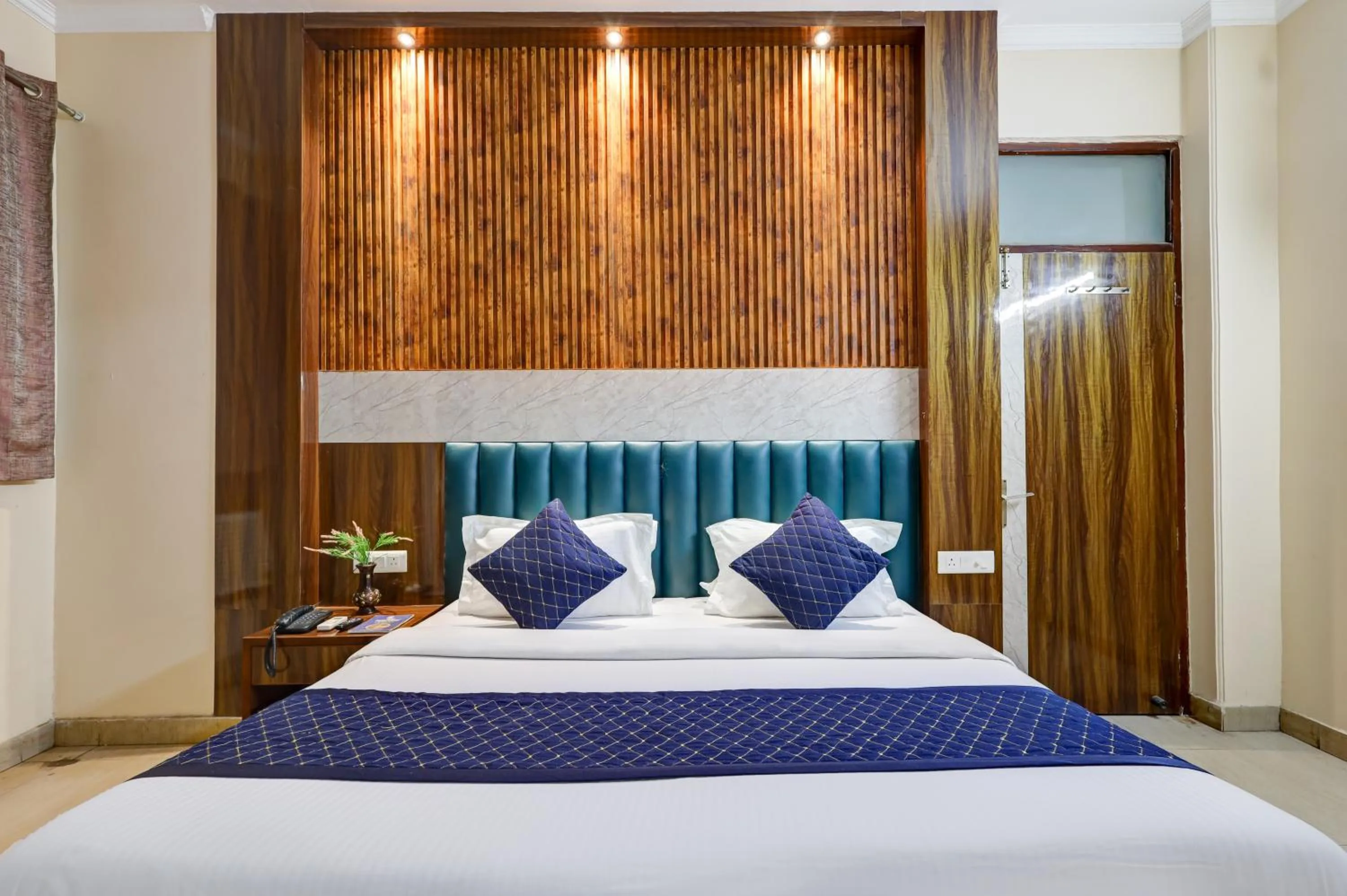 Bed in Tashkent Palace - Walk in from NDLS Station & RK Ashram Metro Station