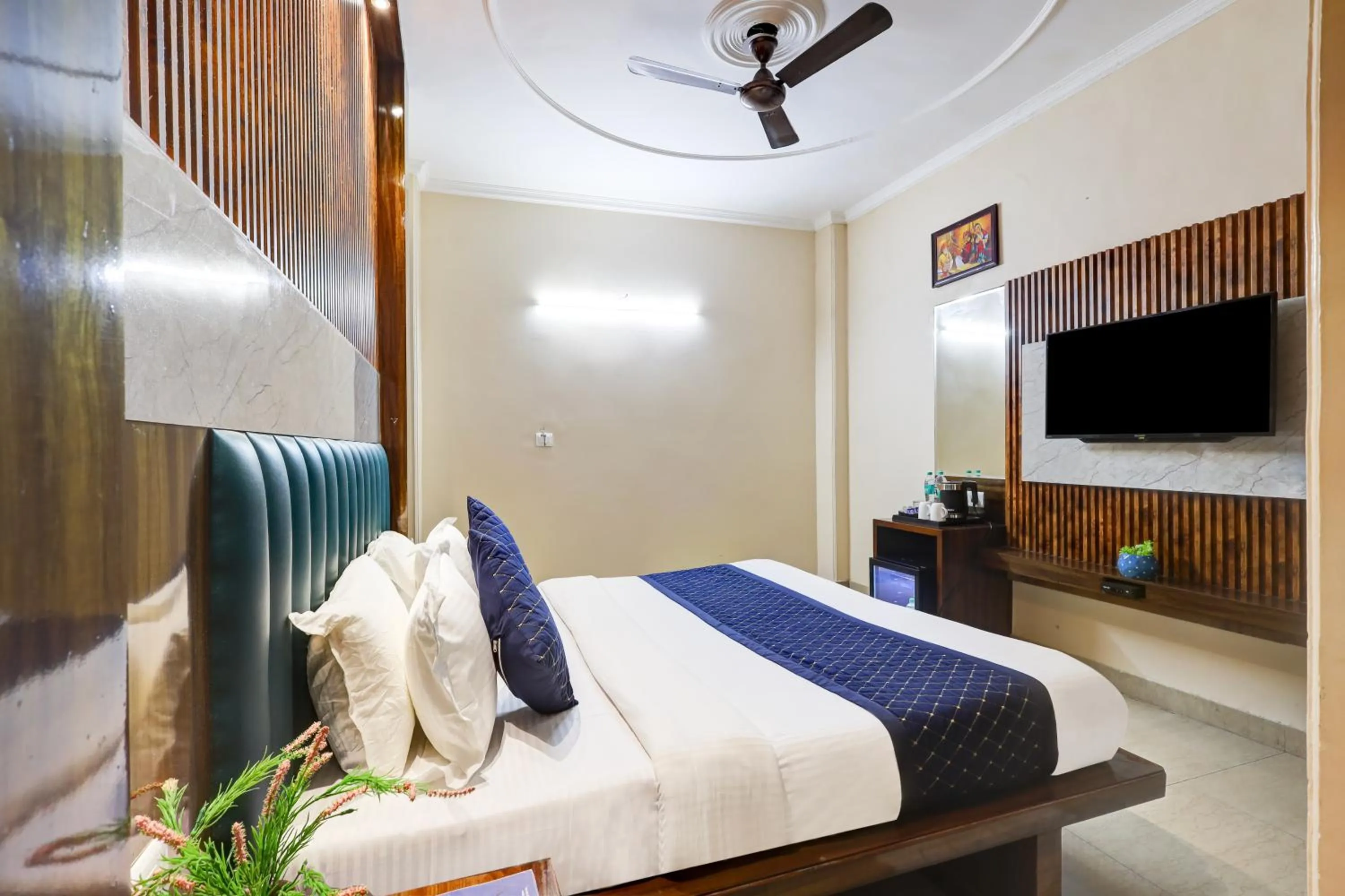 Bedroom, Bed in Tashkent Palace - Walk in from NDLS Station & RK Ashram Metro Station