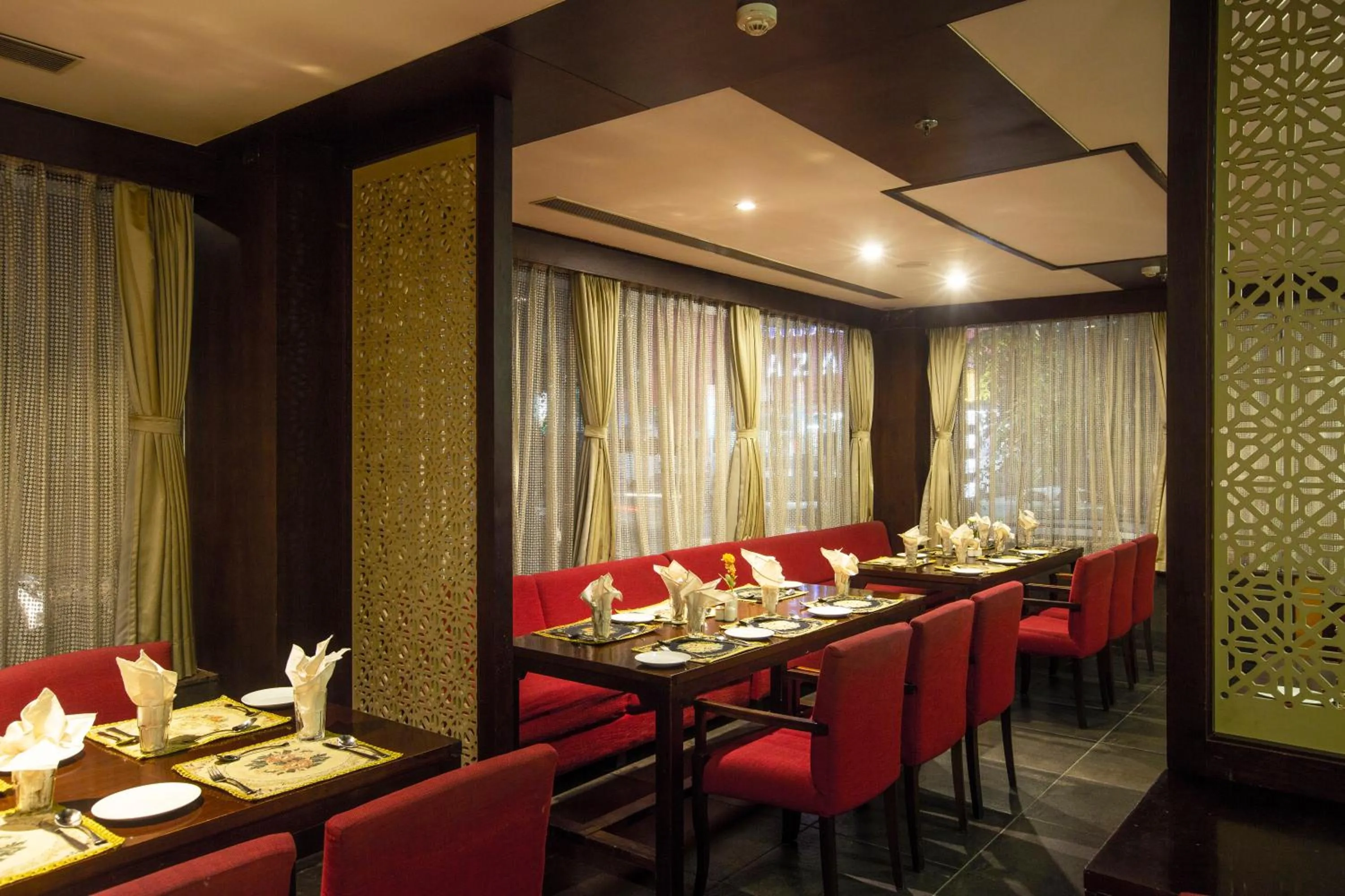 Restaurant/places to eat in Hotel Mumbai House