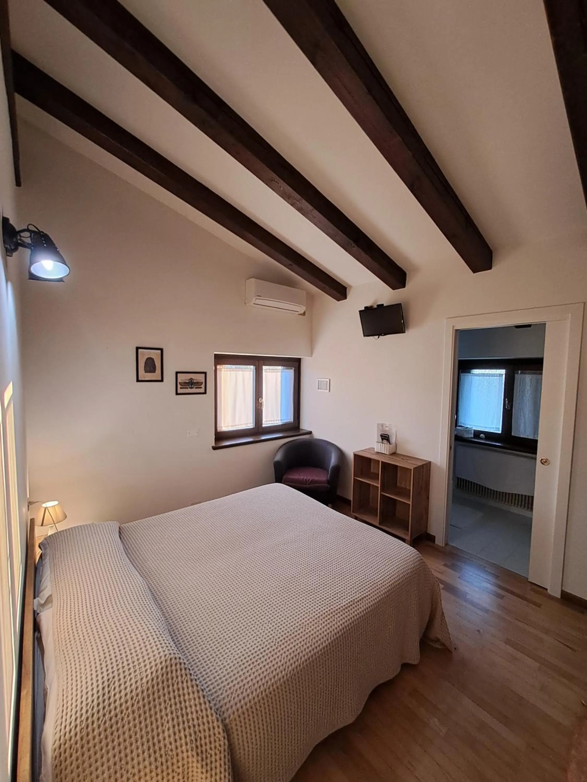 Bedroom, Bed in Alle Robinie