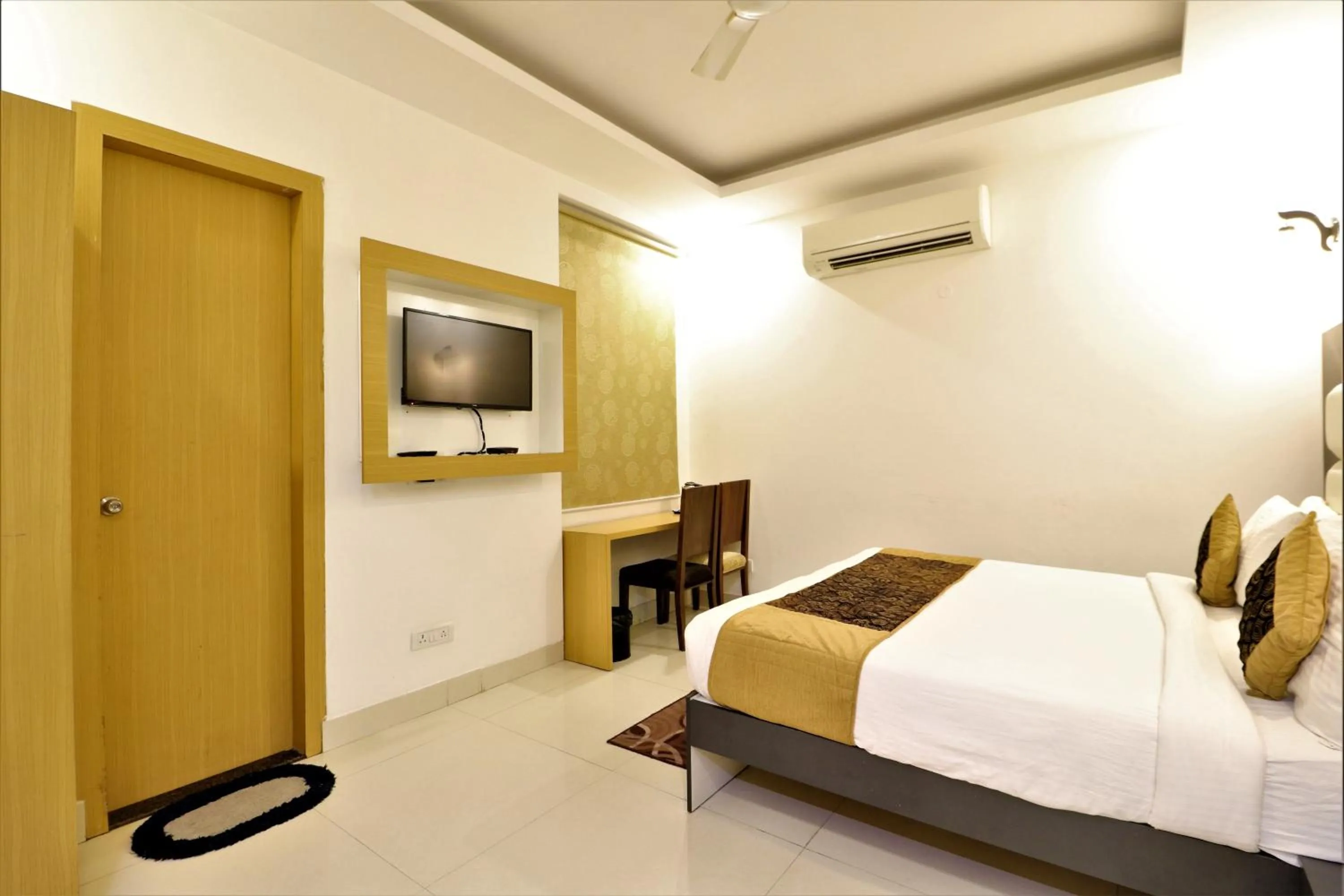 TV and multimedia, Bed in Hotel Aeropath Near IGI Airport Delhi