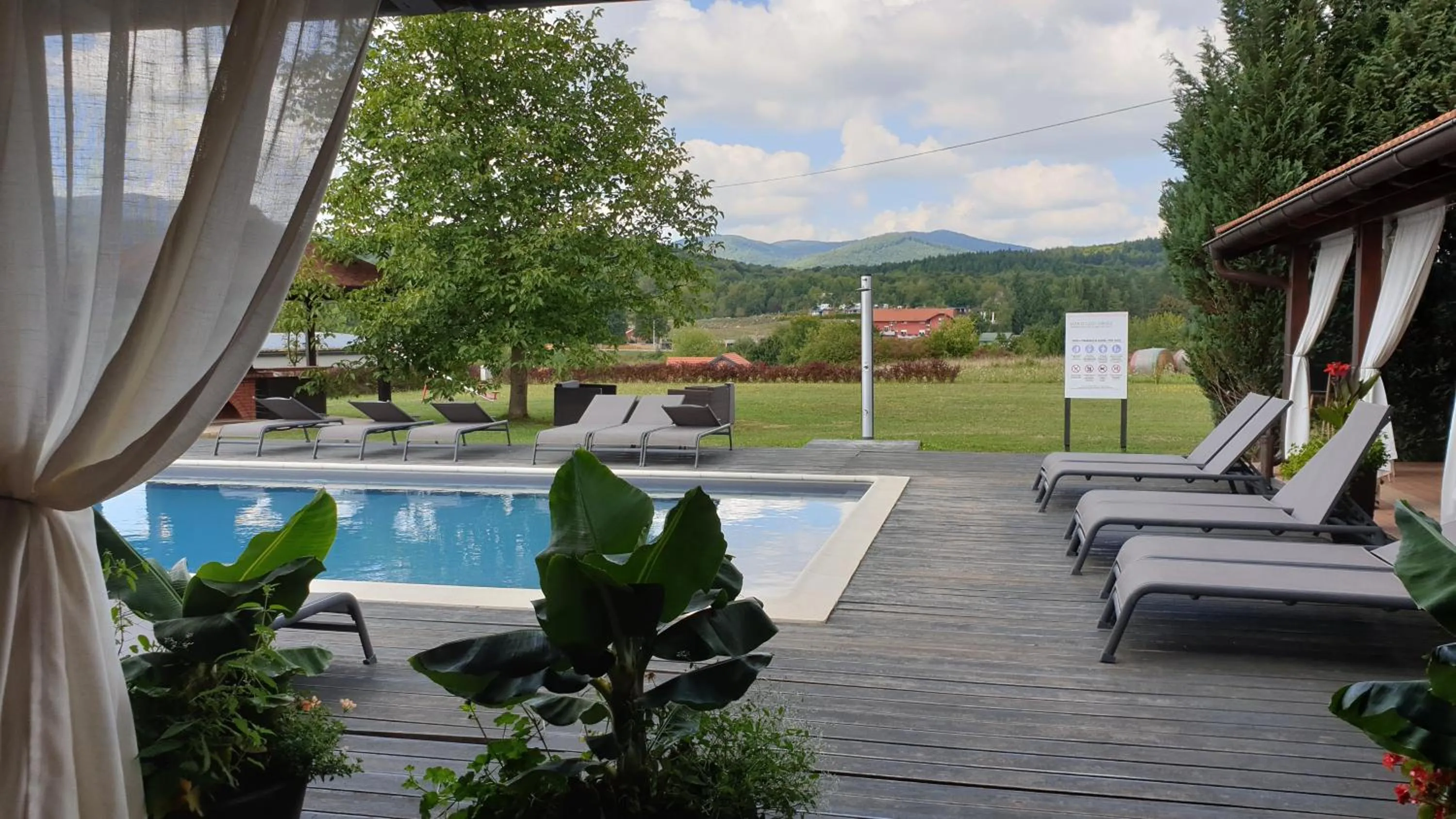 Swimming pool in House Tina