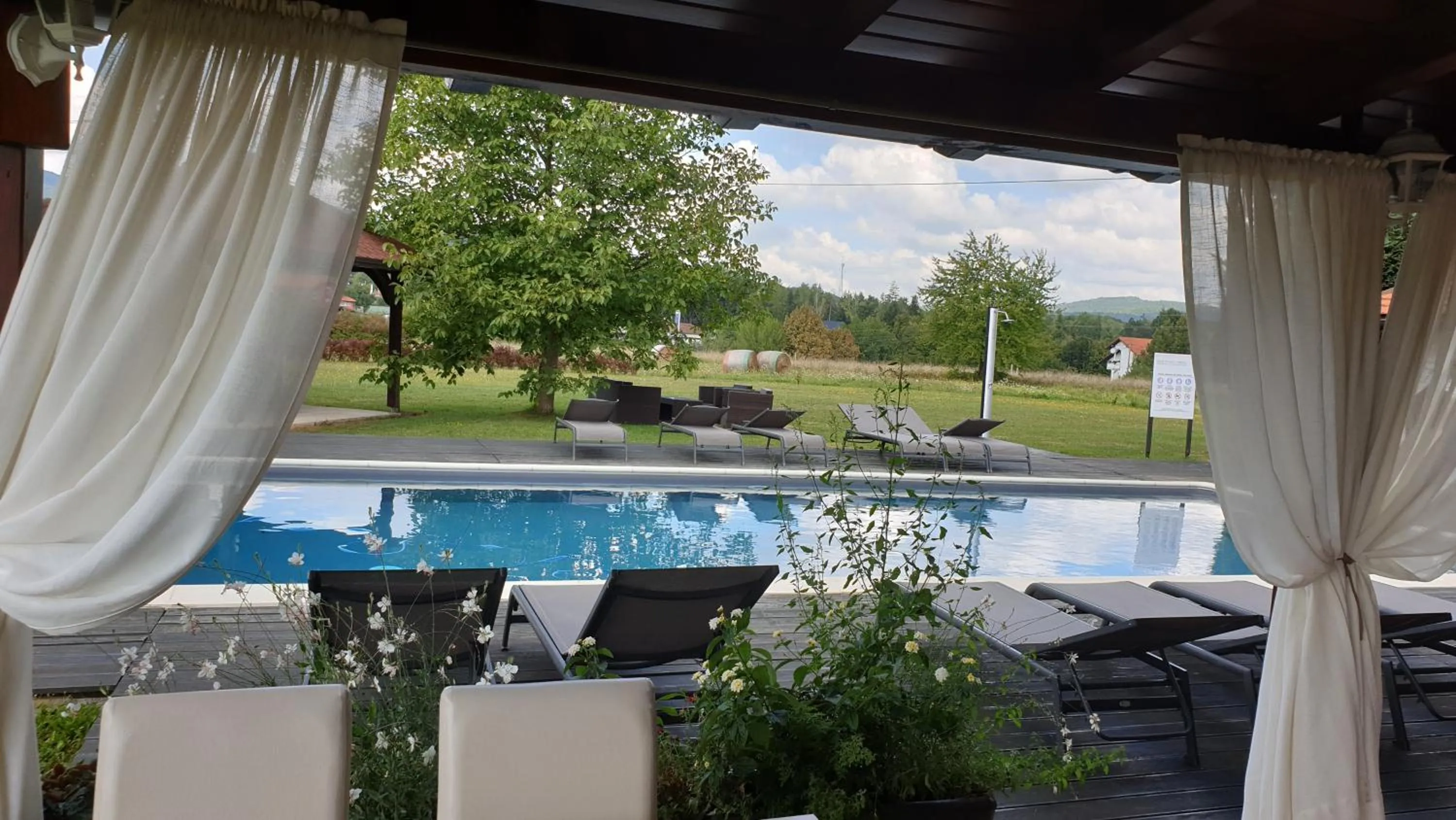 Pool view in House Tina