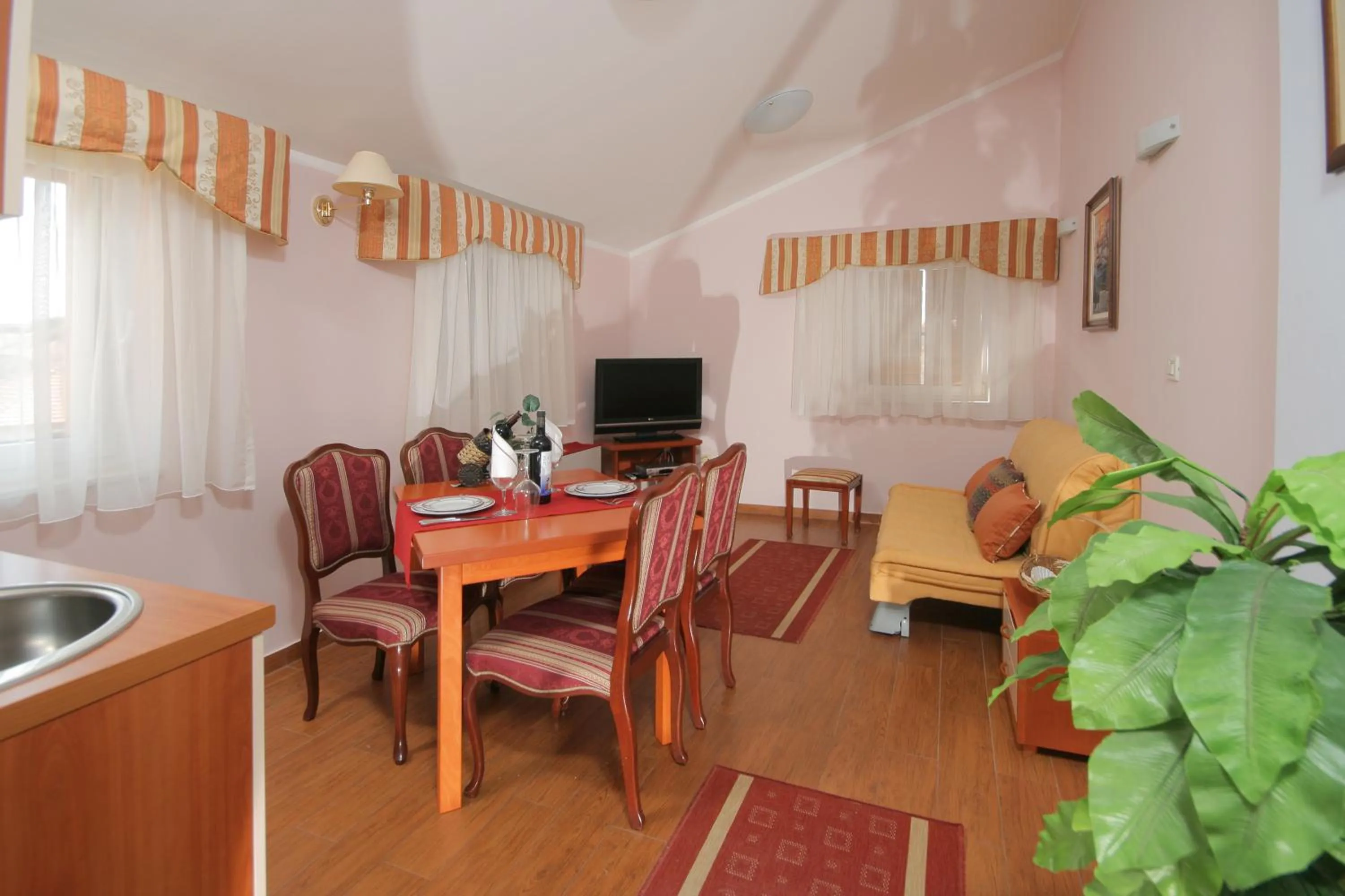 Restaurant/places to eat in Hotel Trogir