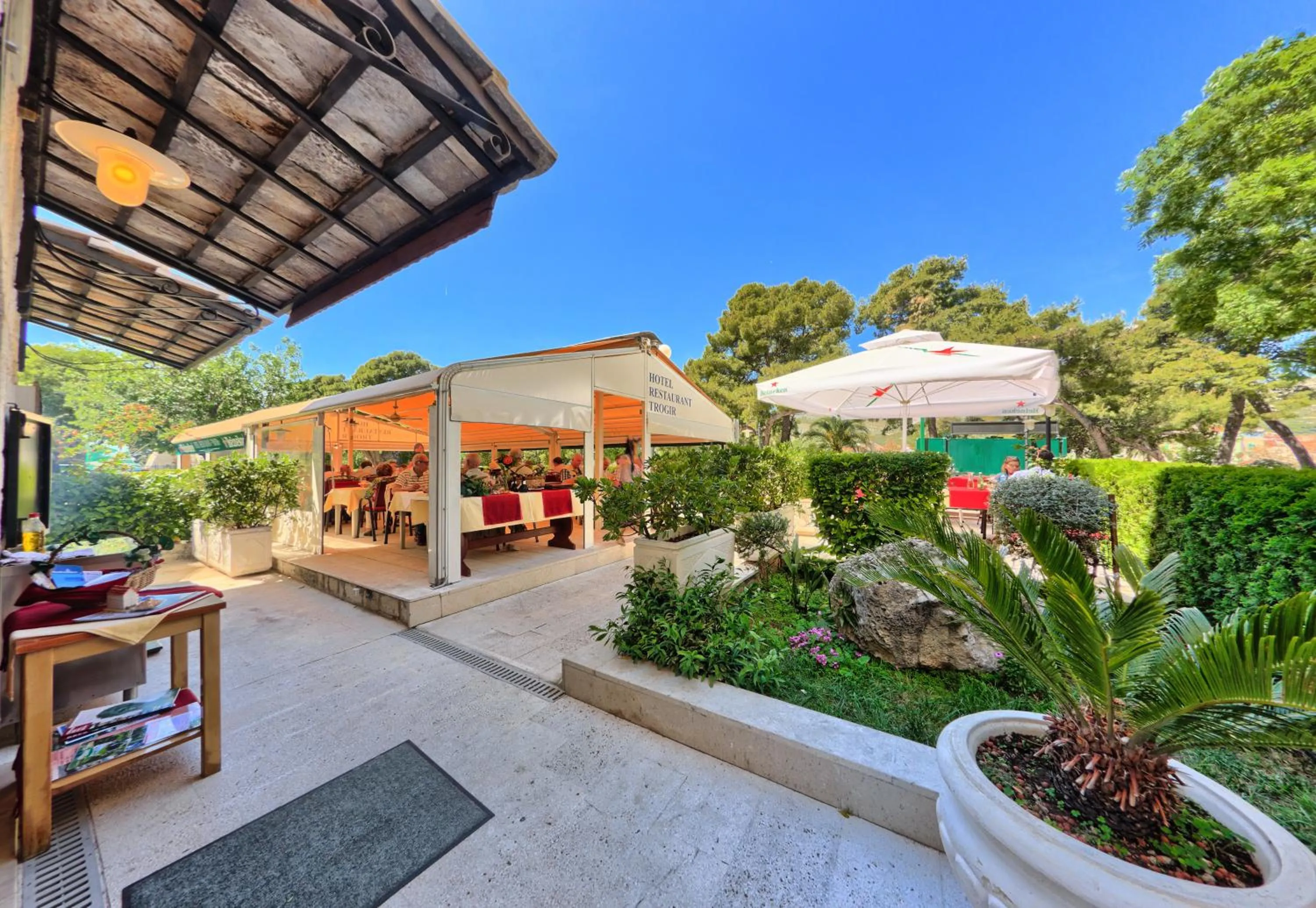 Restaurant/places to eat in Hotel Trogir