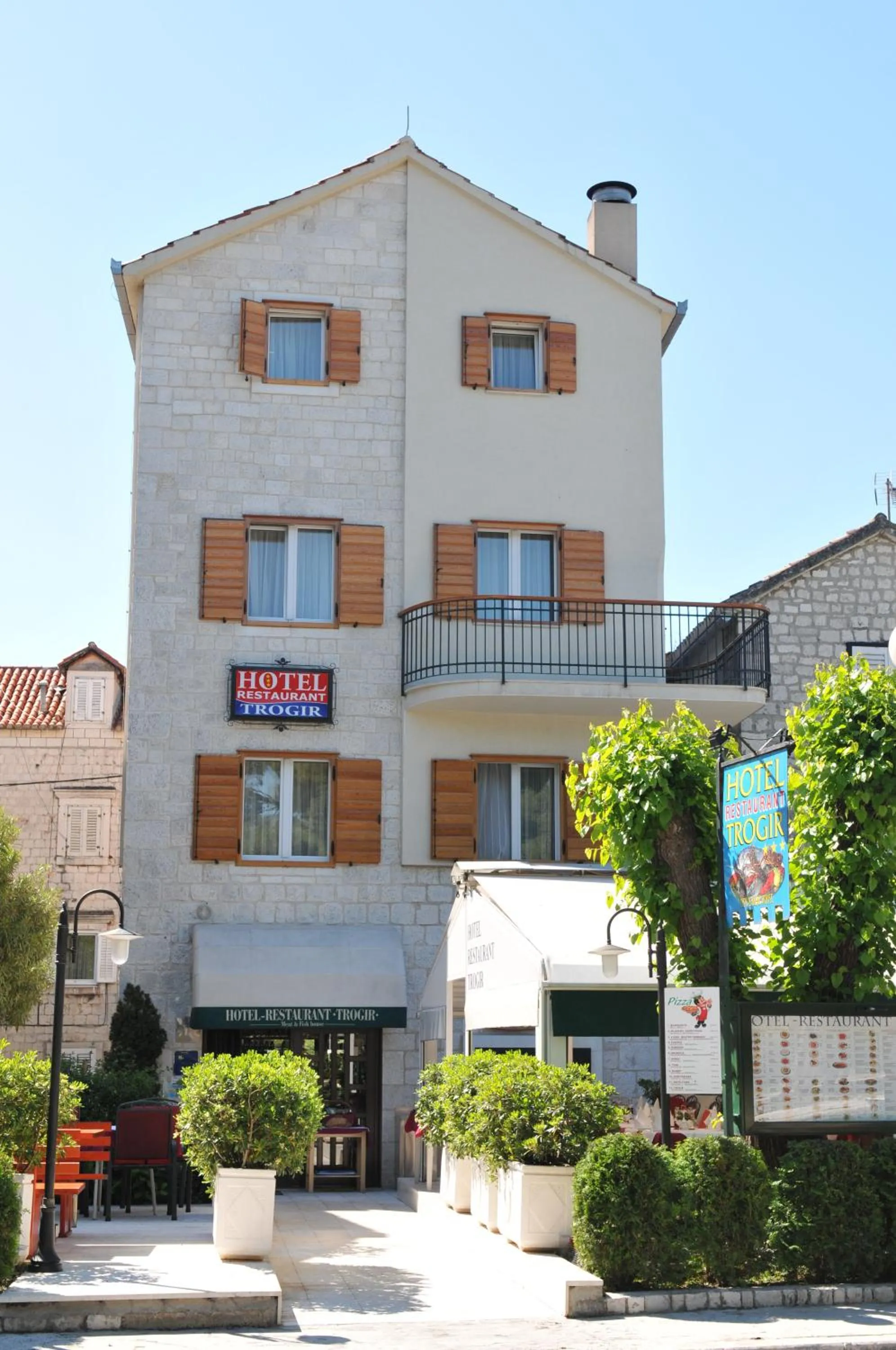 Facade/entrance in Hotel Trogir