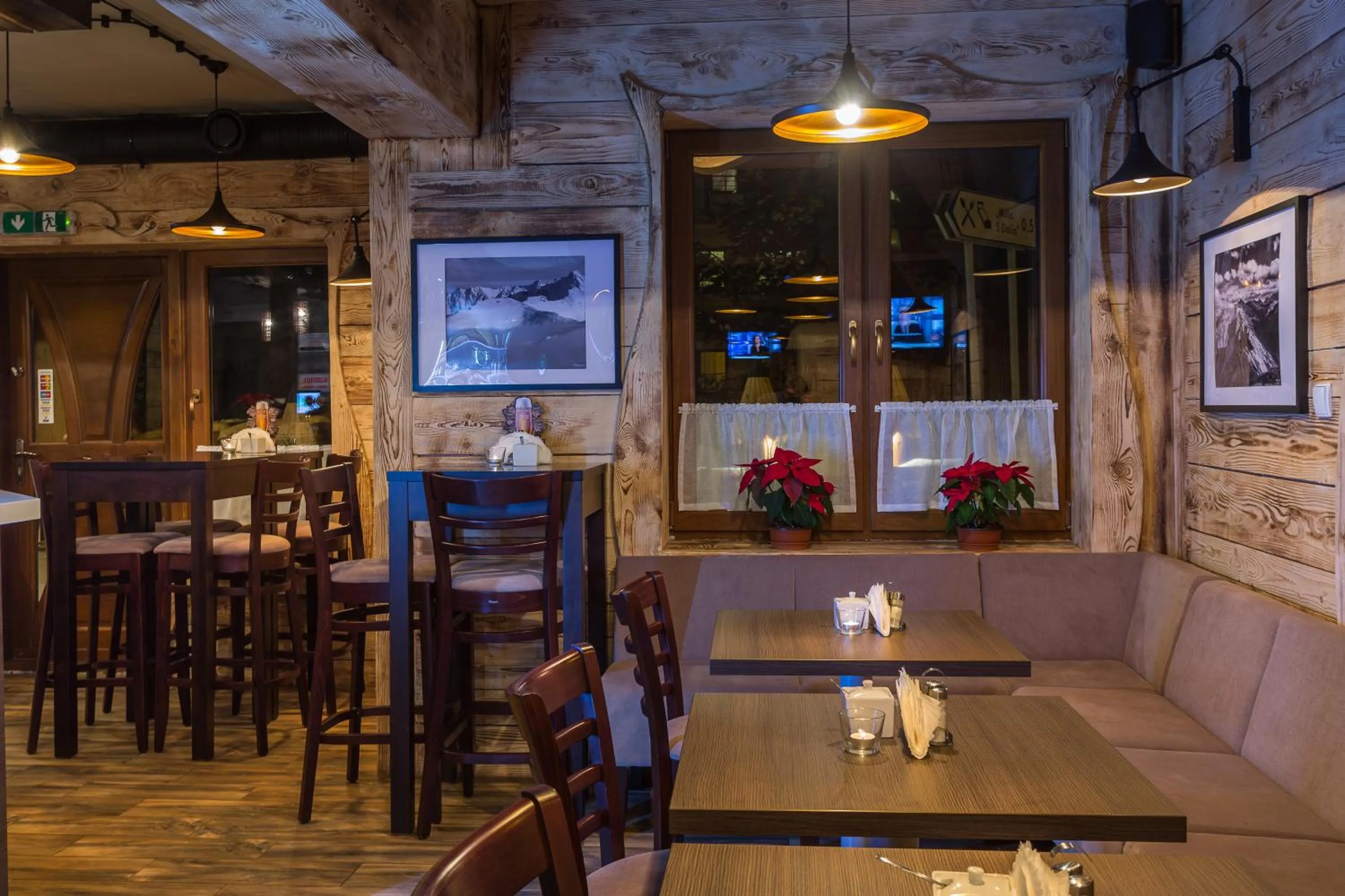 Restaurant/places to eat in Walkowy Dwor