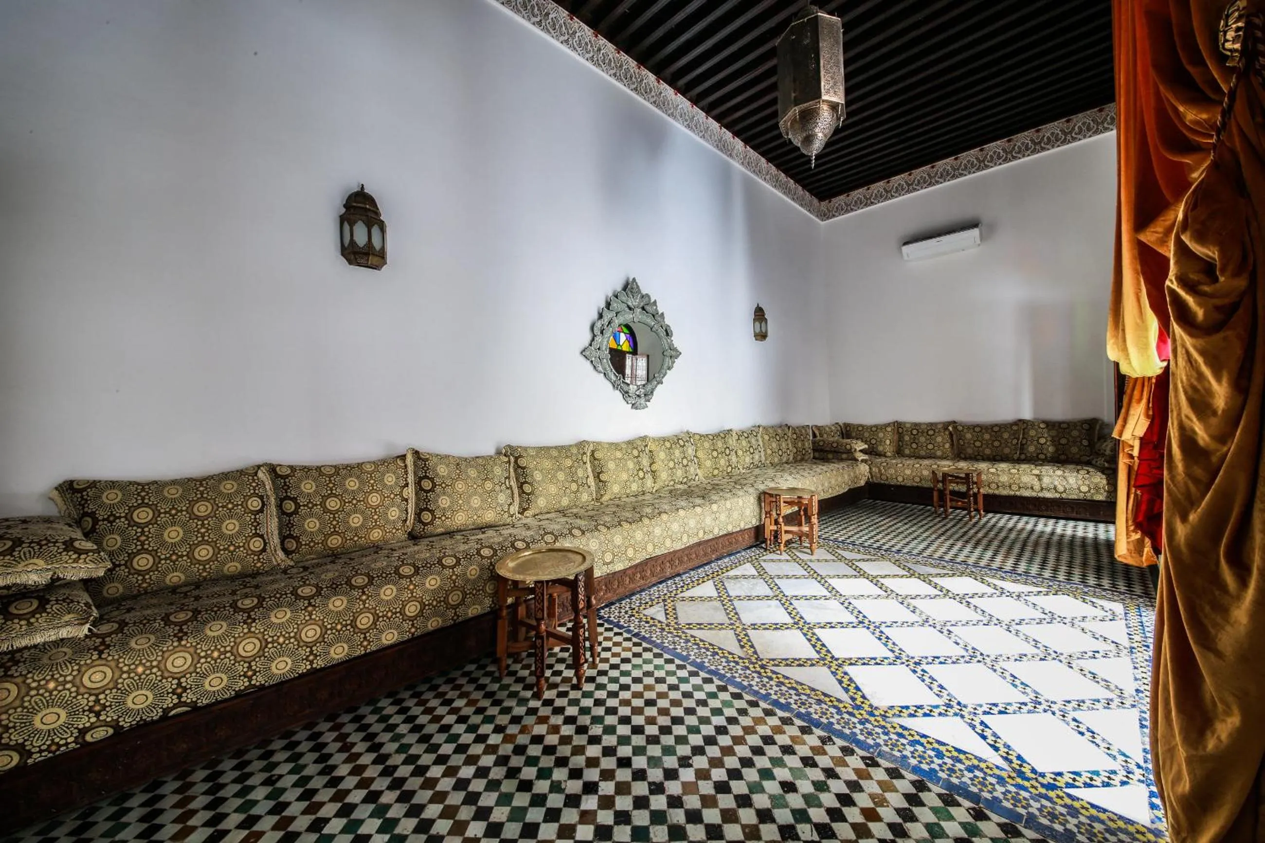 Communal lounge/ TV room in Palais Nazha Fes - Luxury Lodging