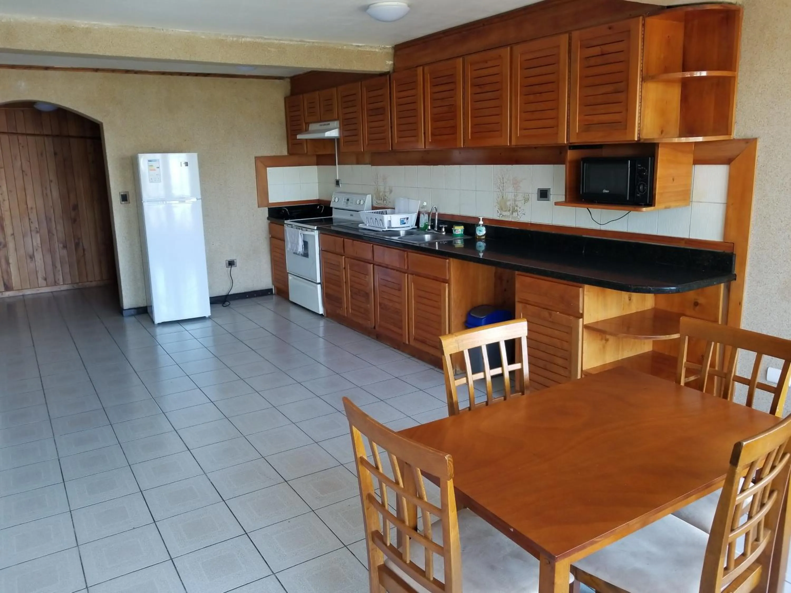 Communal kitchen in Hotel Monte Campana Escazu