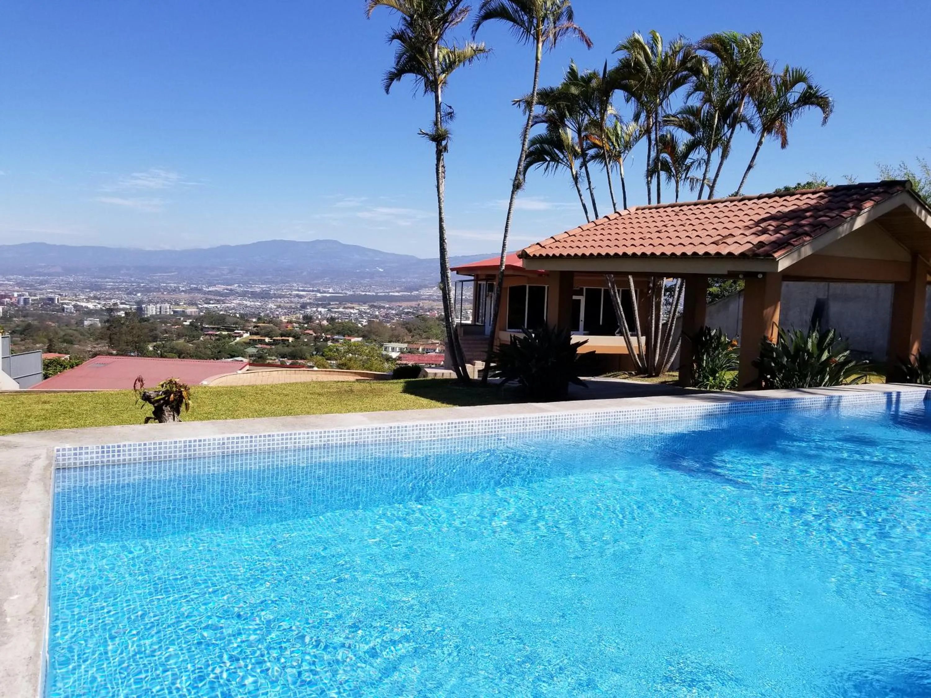 Swimming pool in Hotel Monte Campana Escazu