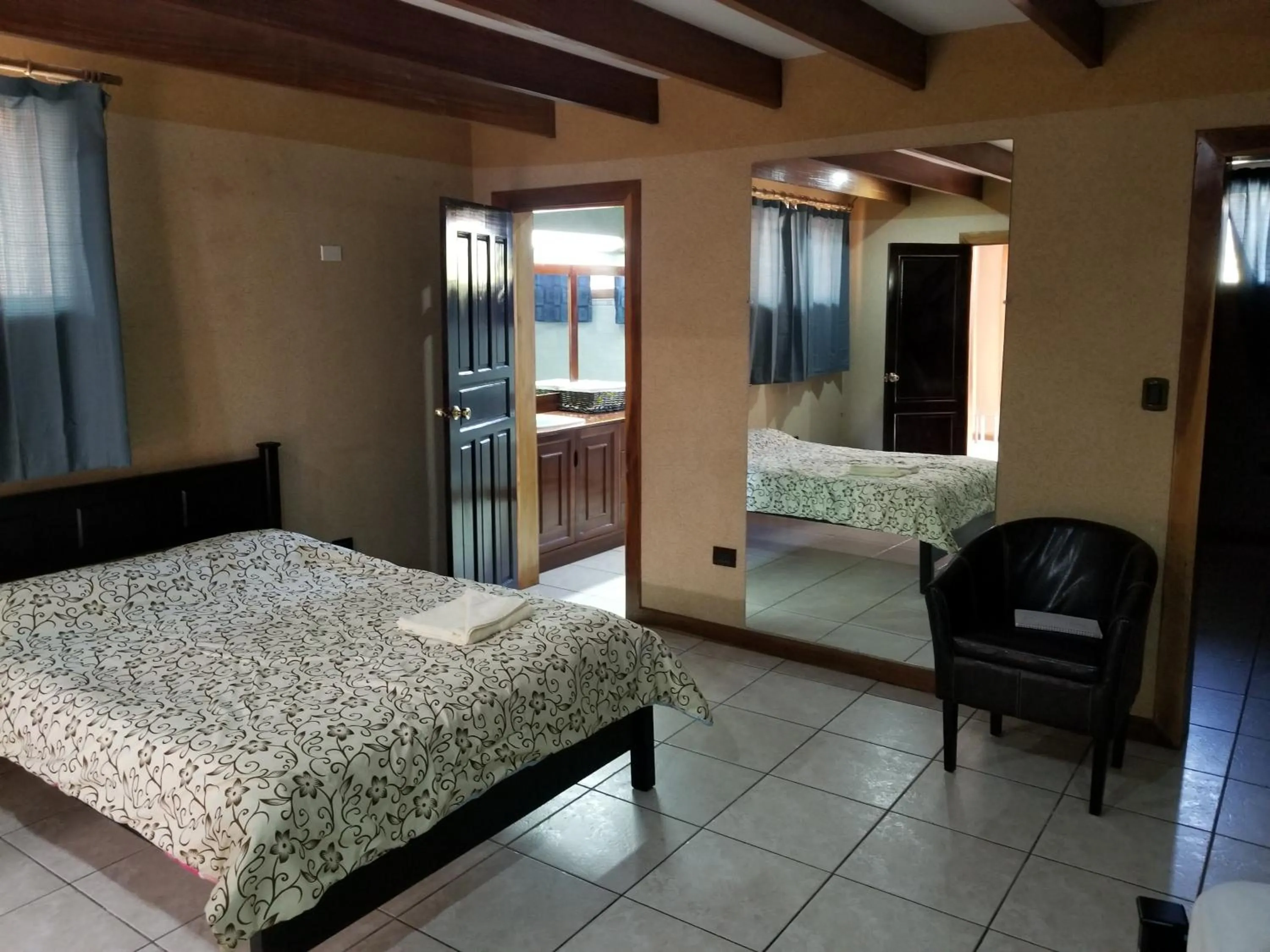 Photo of the whole room, Bed in Hotel Monte Campana Escazu