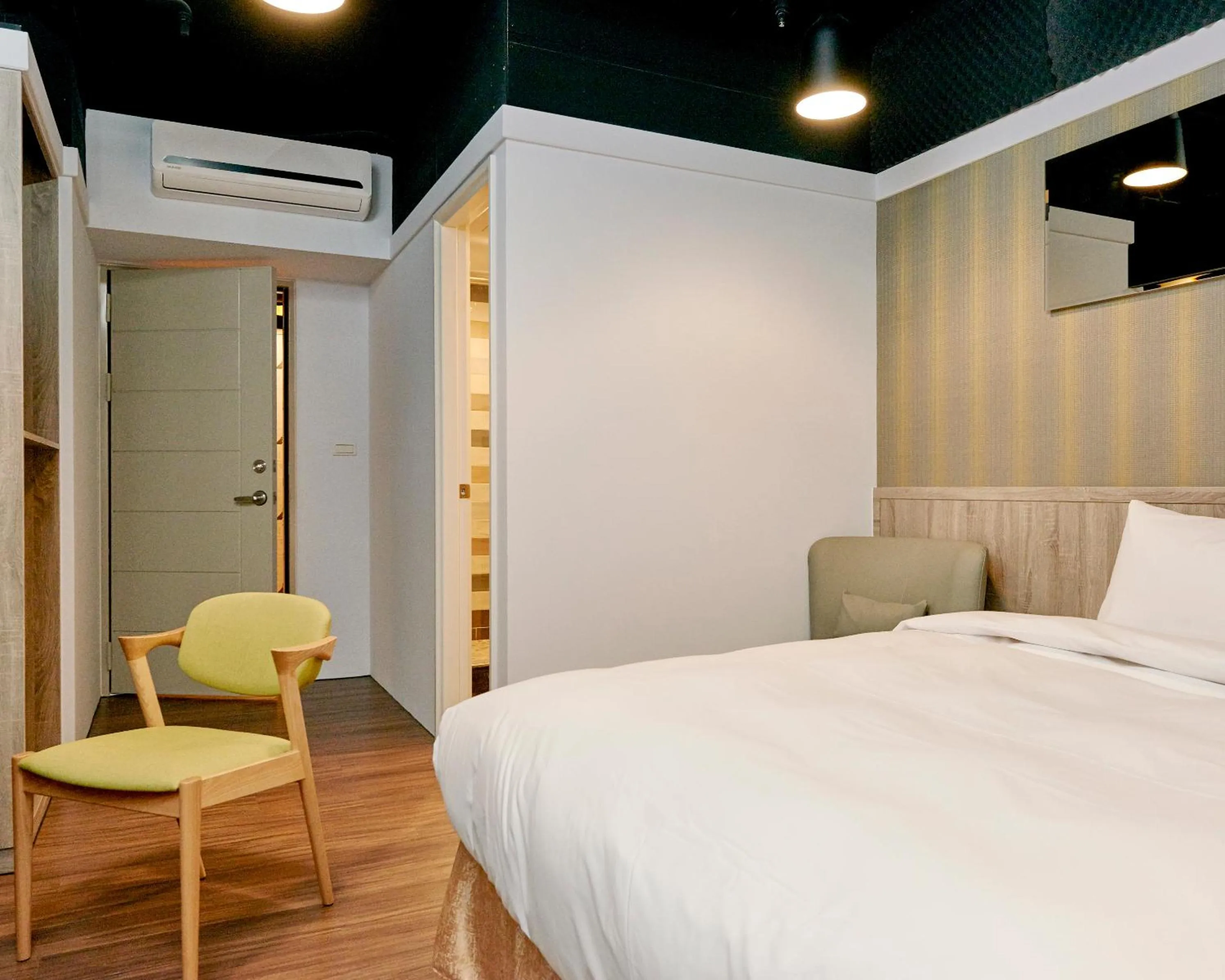 Photo of the whole room, Bed in Bon Hotel Taipei