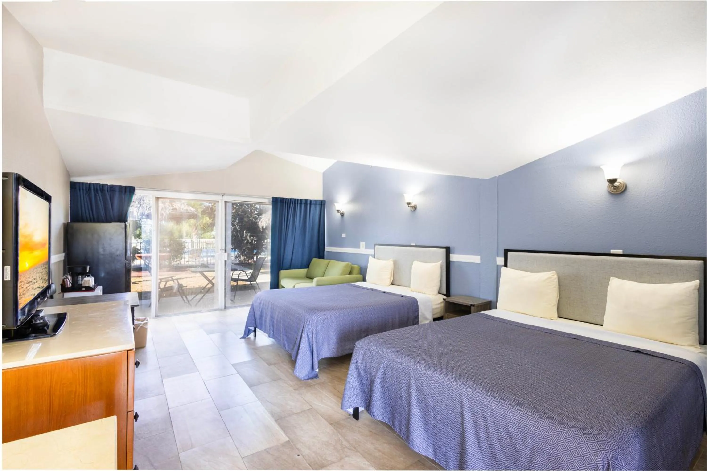 Bed in Warm Mineral Springs Motel