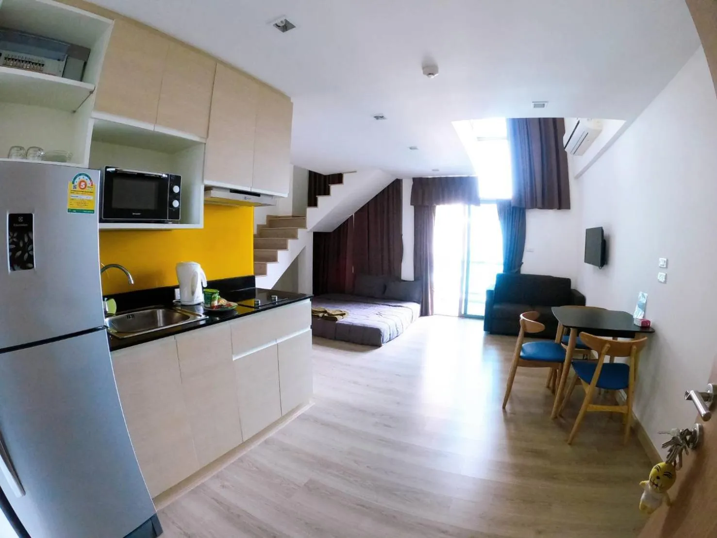 Kitchen or kitchenette in Sonrisa Srirachaที่พักติดทะเล