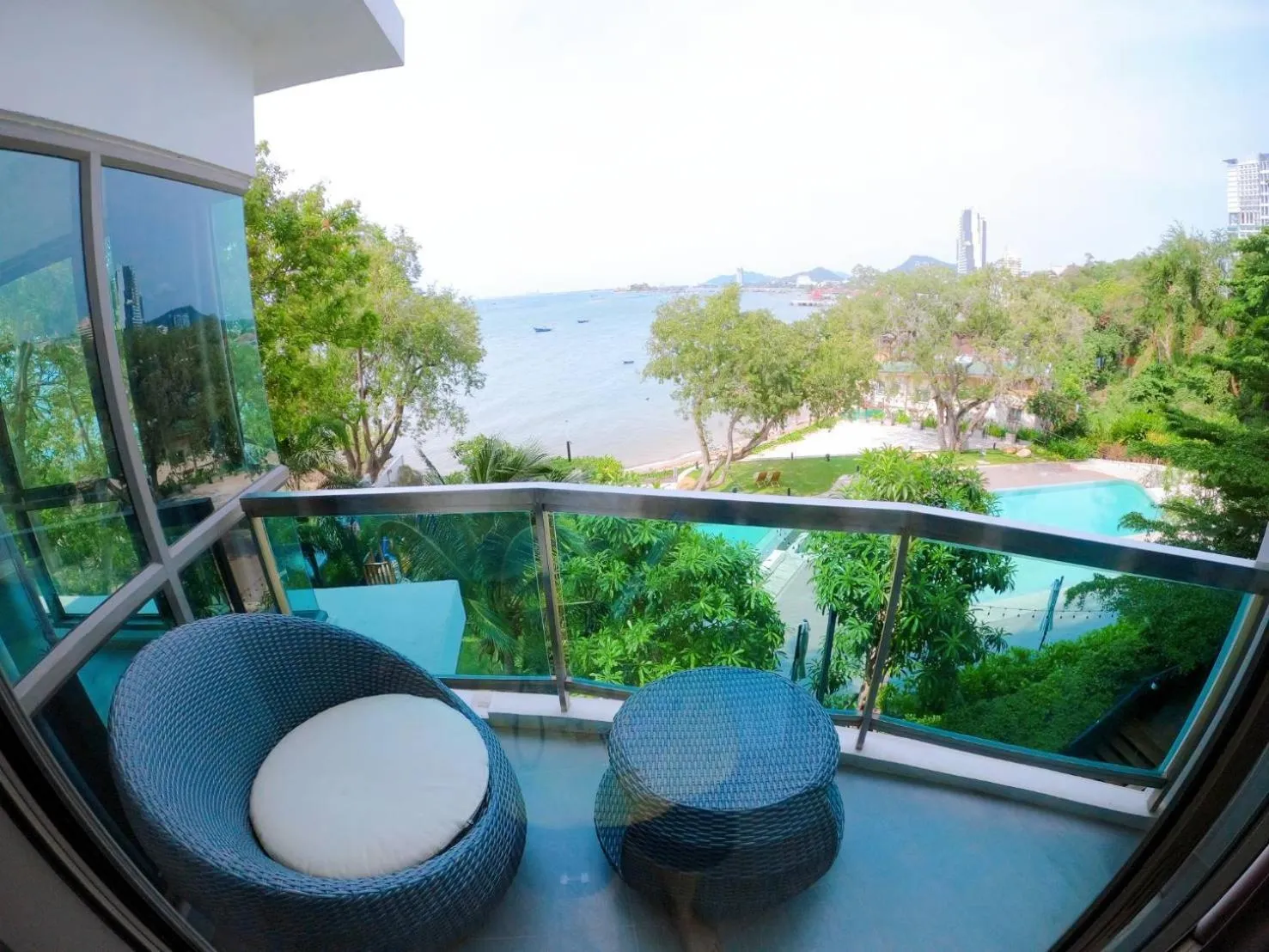 Balcony/Terrace in Sonrisa Srirachaที่พักติดทะเล