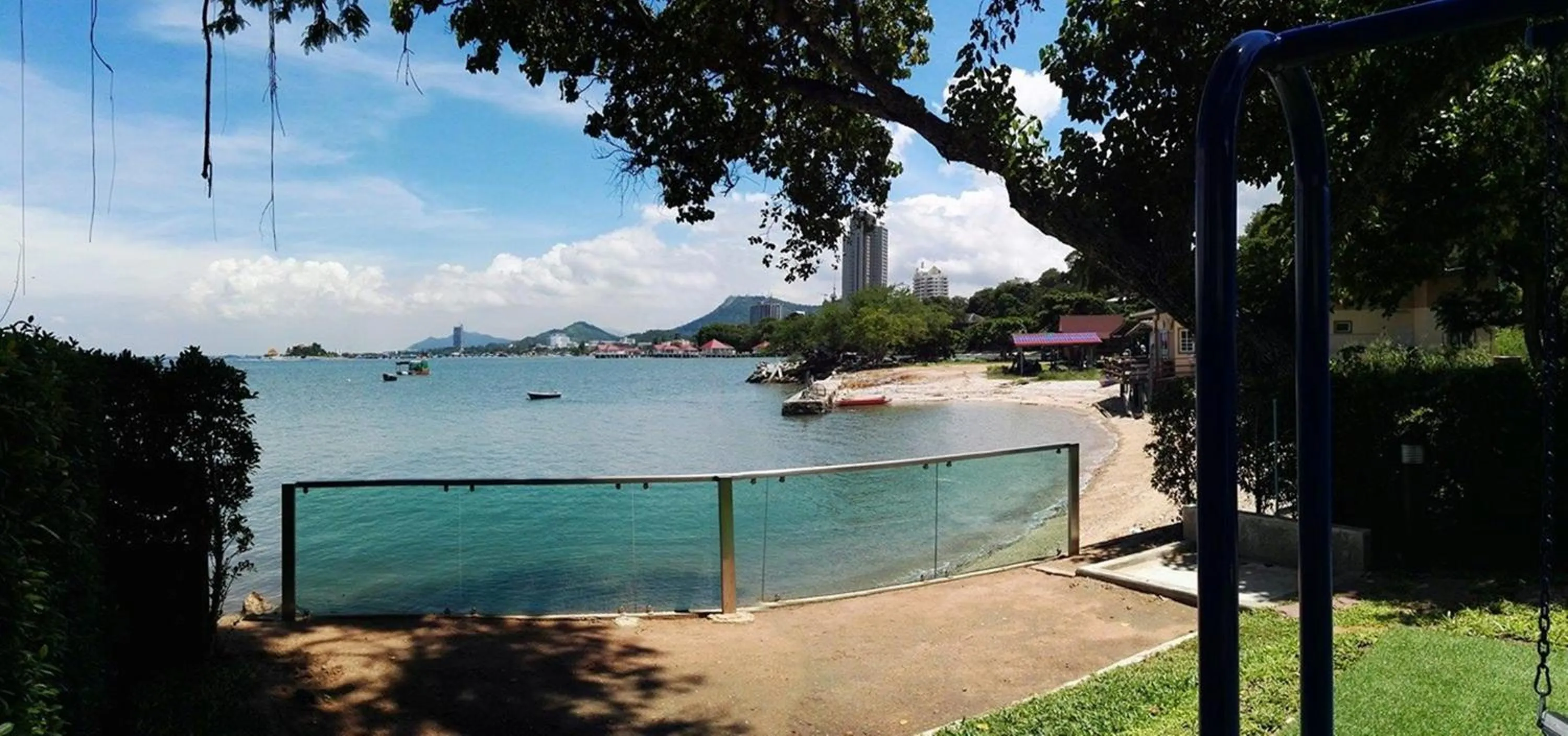 Beach in Sonrisa Srirachaที่พักติดทะเล