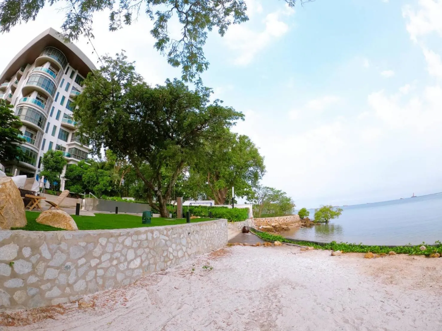 Facade/entrance in Sonrisa Srirachaที่พักติดทะเล