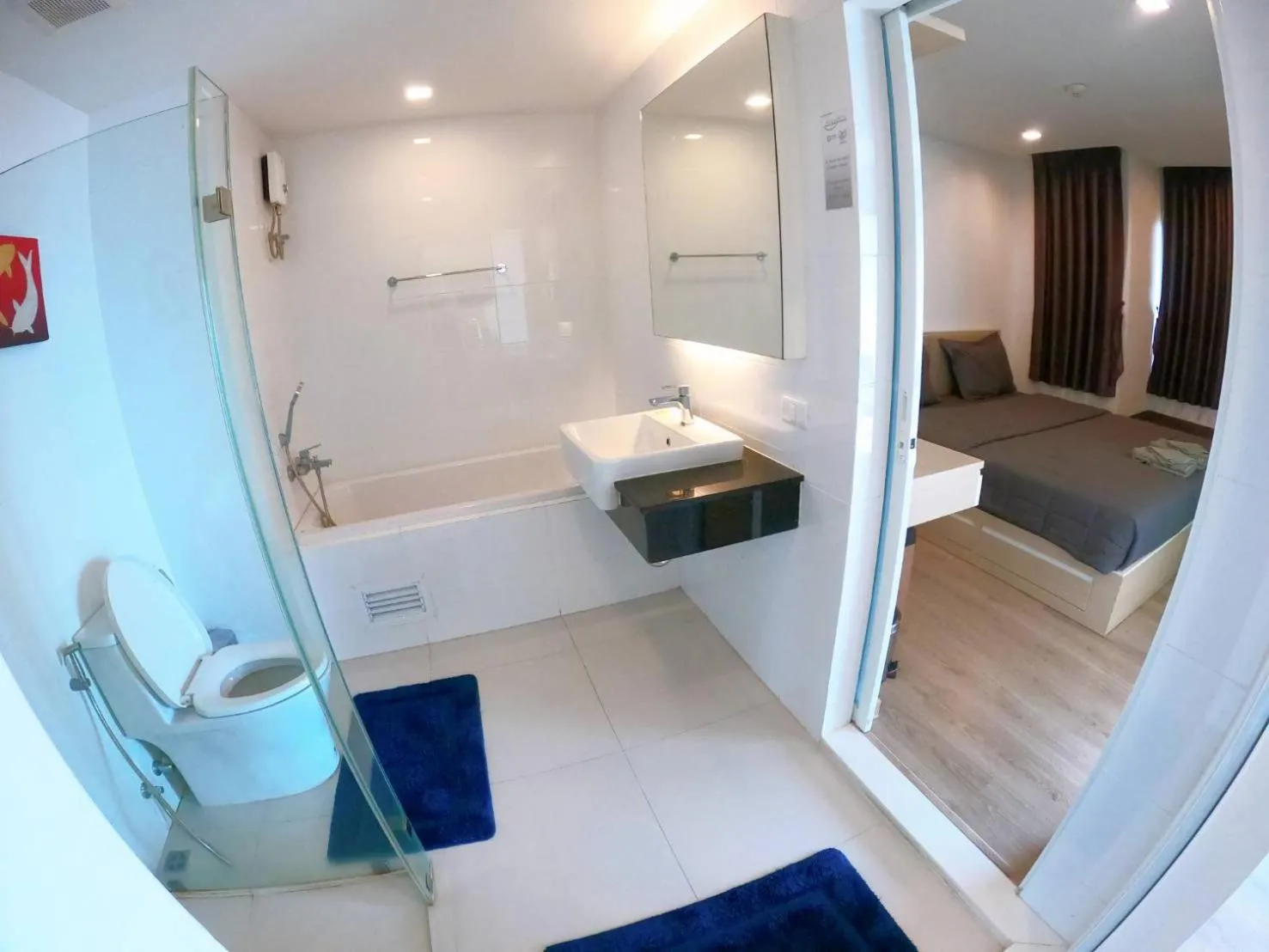 Bathroom, Bed in Sonrisa Srirachaที่พักติดทะเล