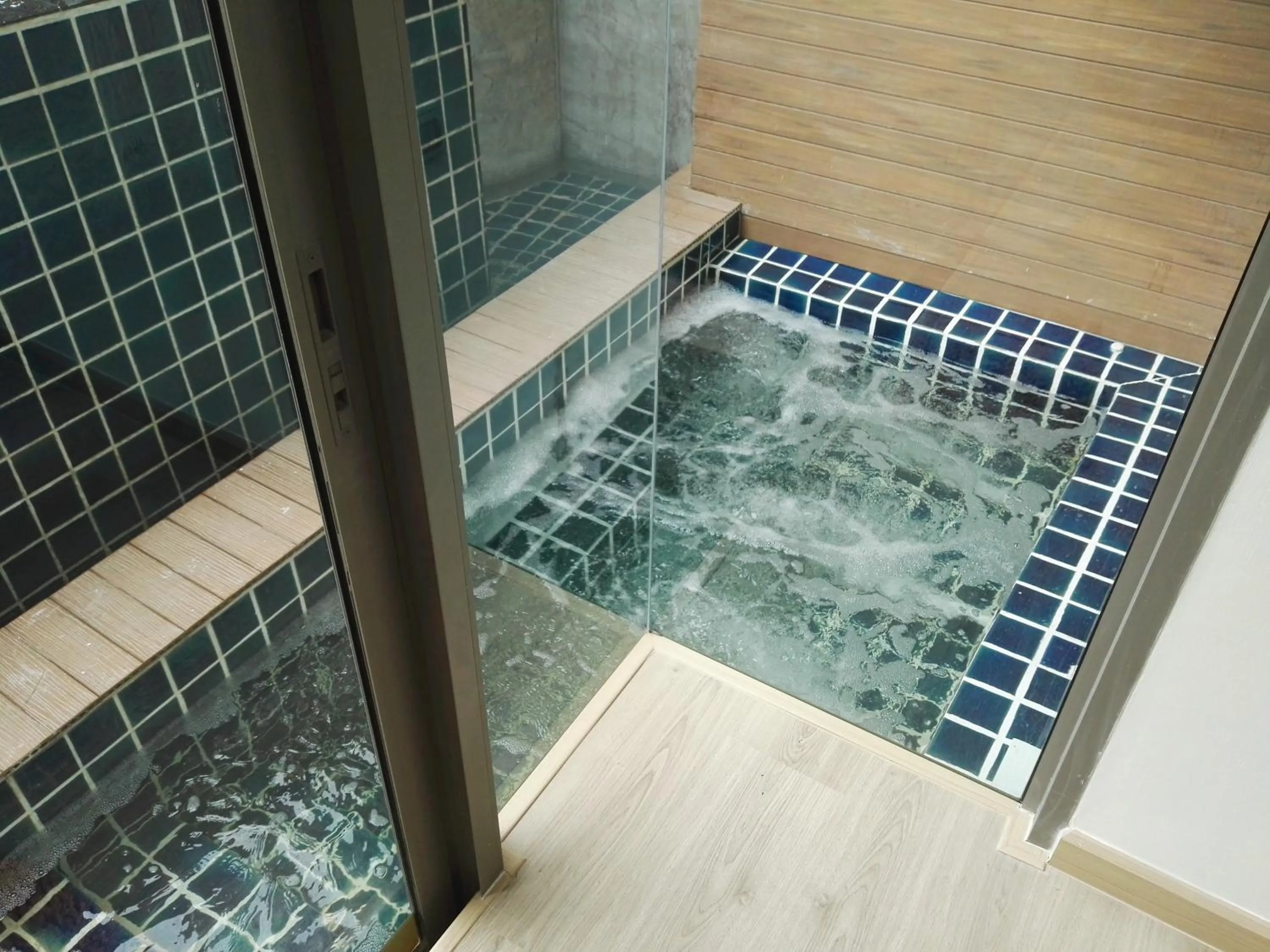 Swimming pool in Sonrisa Srirachaที่พักติดทะเล