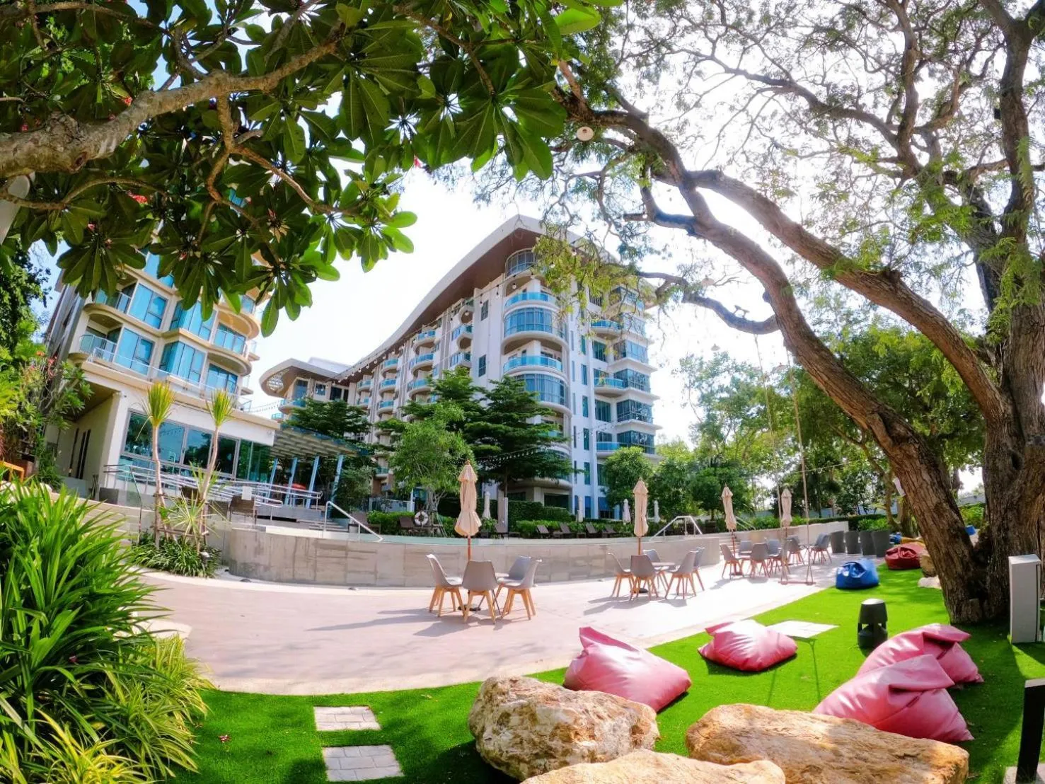 Facade/entrance in Sonrisa Srirachaที่พักติดทะเล