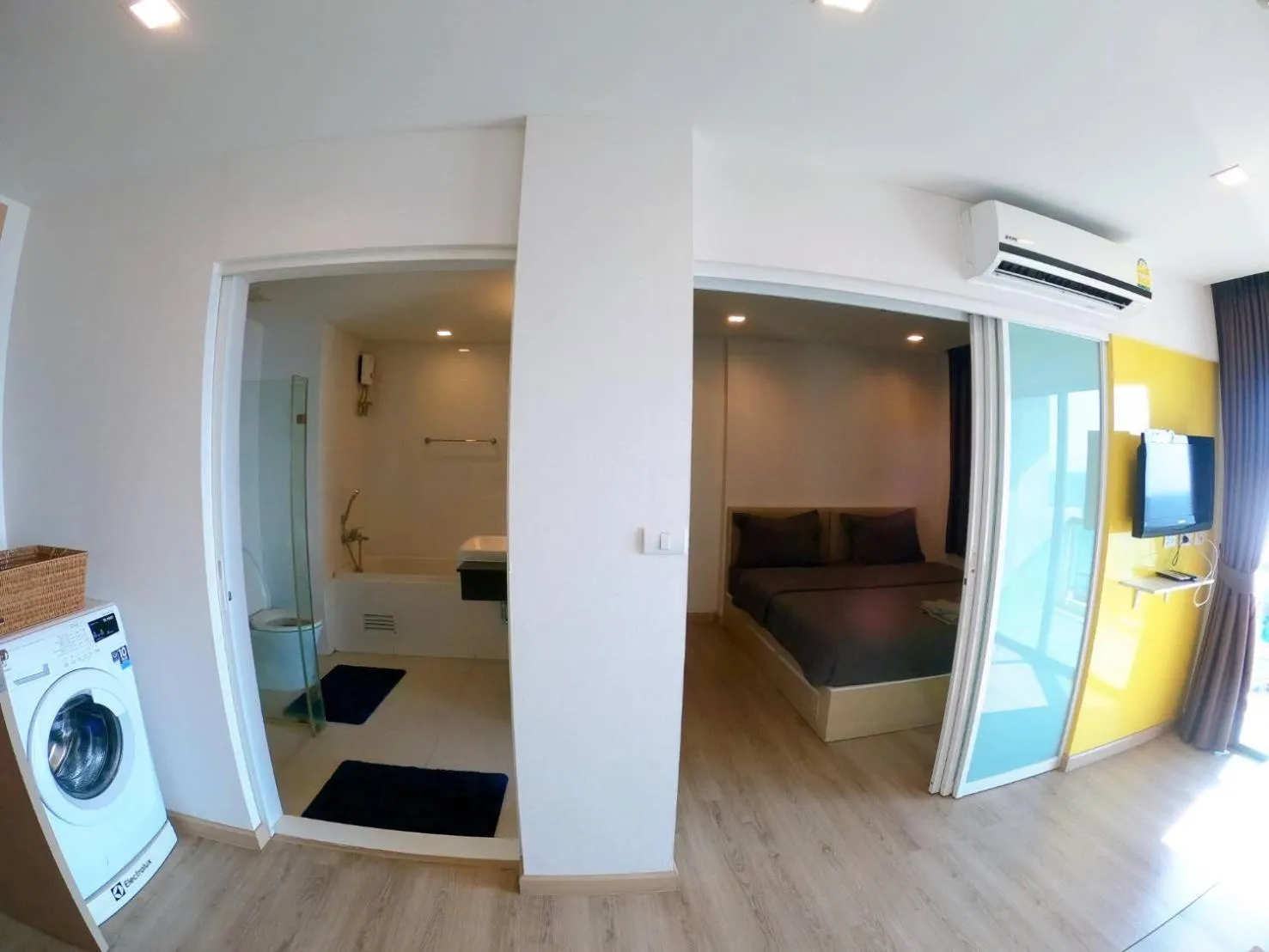 Photo of the whole room, Bed in Sonrisa Srirachaที่พักติดทะเล