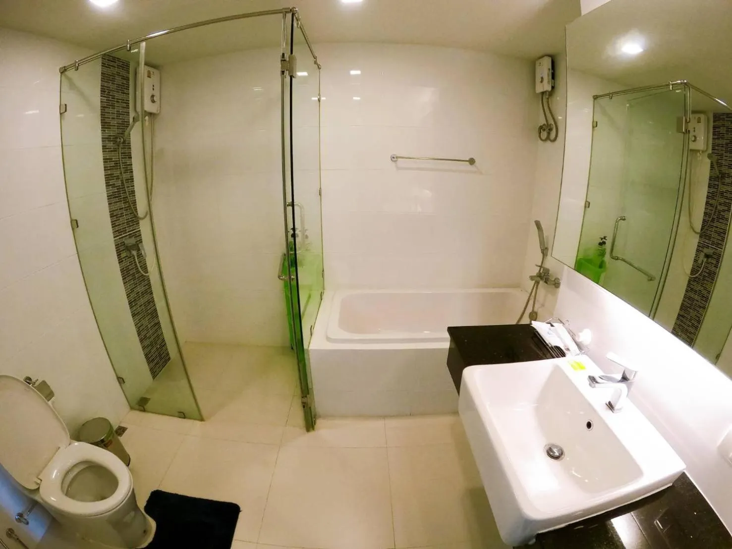 Shower in Sonrisa Srirachaที่พักติดทะเล