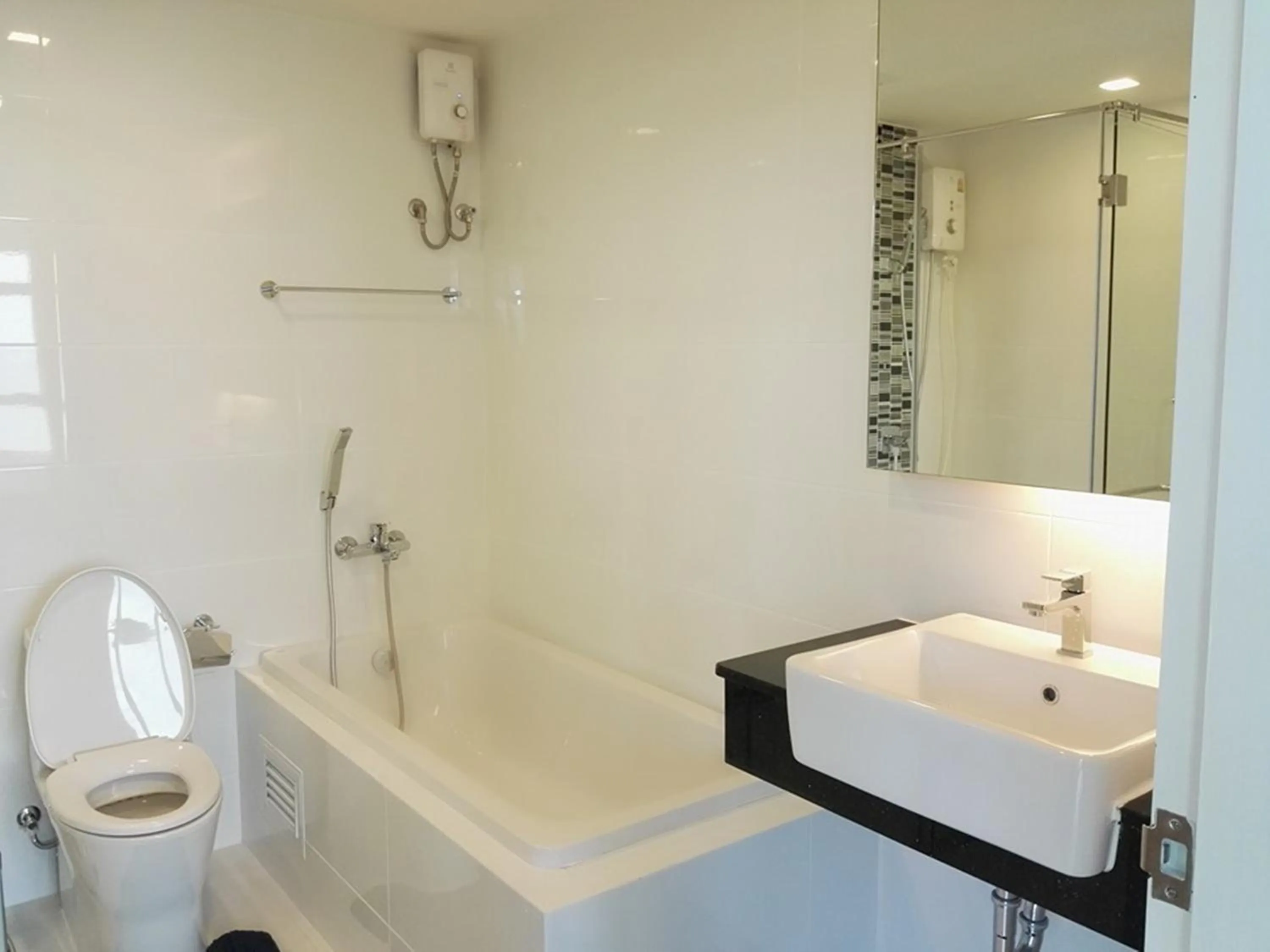 Toilet in Sonrisa Srirachaที่พักติดทะเล