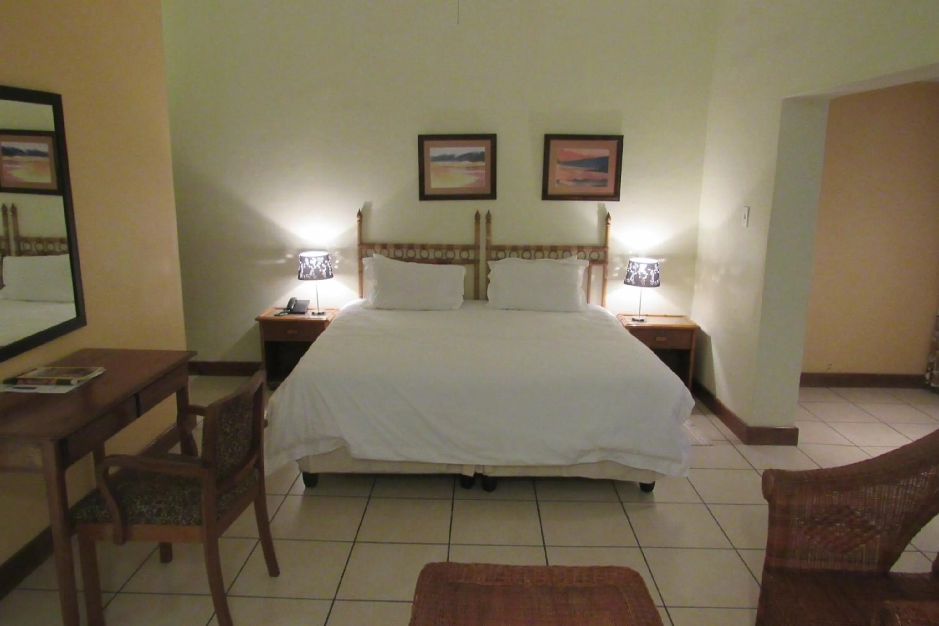 Bedroom, Bed in Emafini Country Lodge