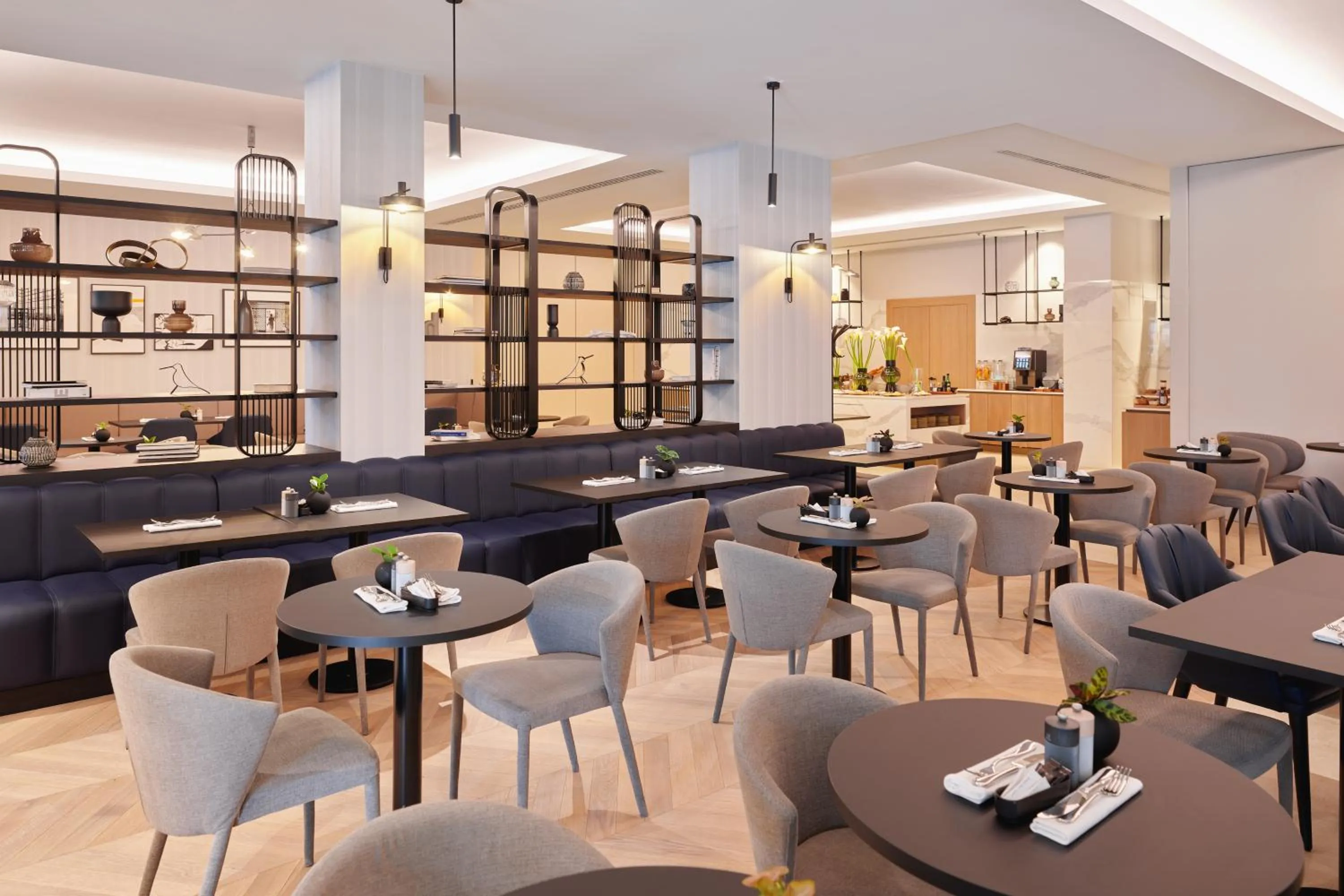 Restaurant/places to eat in Hotel International by Maistra City Vibes