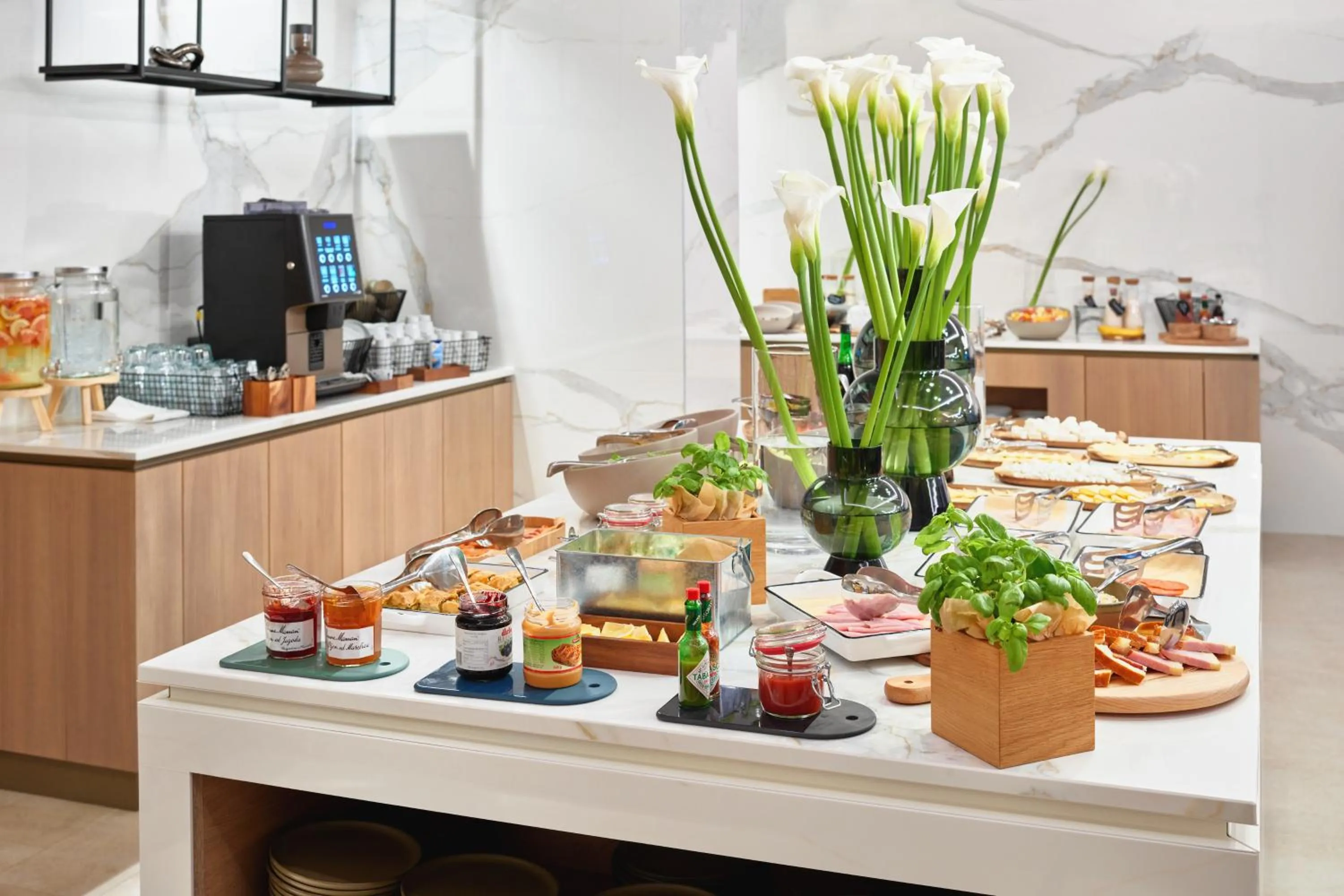 Restaurant/places to eat in Hotel International by Maistra City Vibes