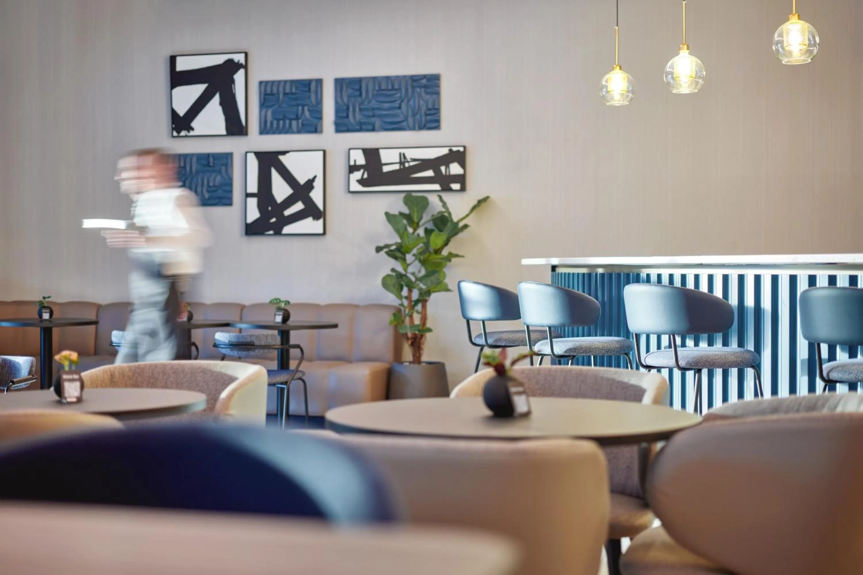 Restaurant/places to eat in Hotel International by Maistra City Vibes