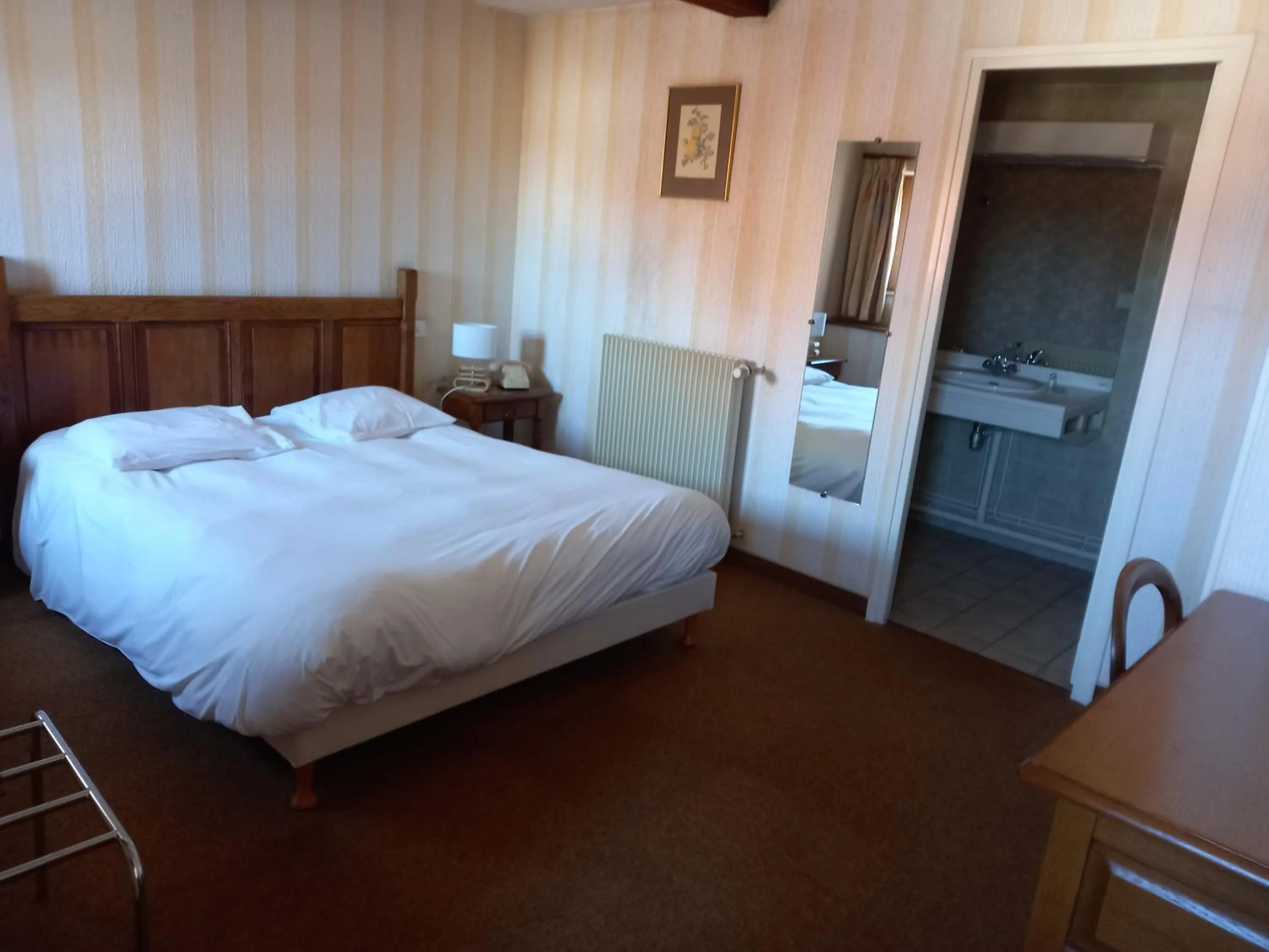 Bed in Hôtel des Cymaises