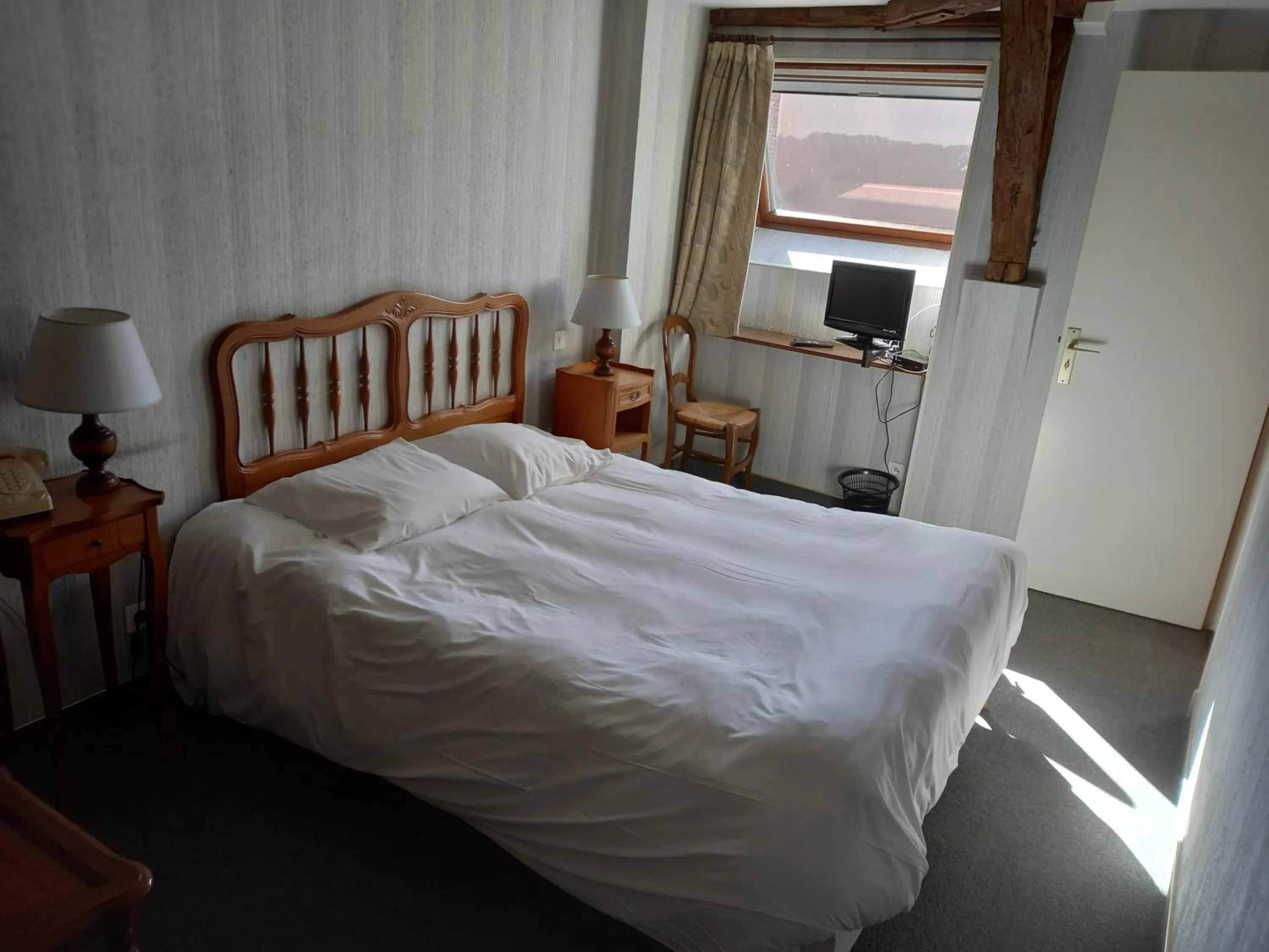 Bed in Hôtel des Cymaises