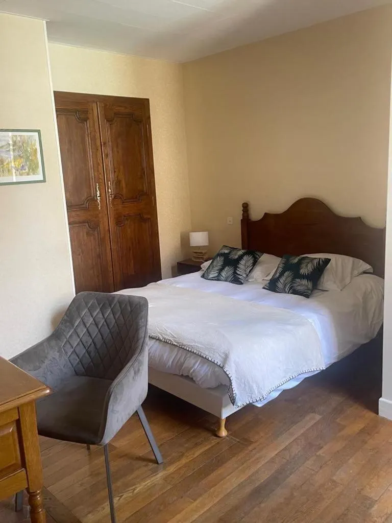 Bed in Hôtel des Cymaises