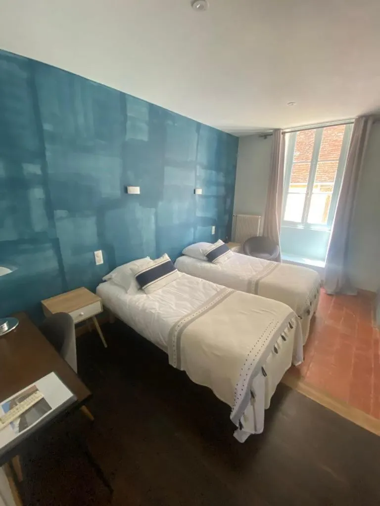 Bed in Hôtel des Cymaises