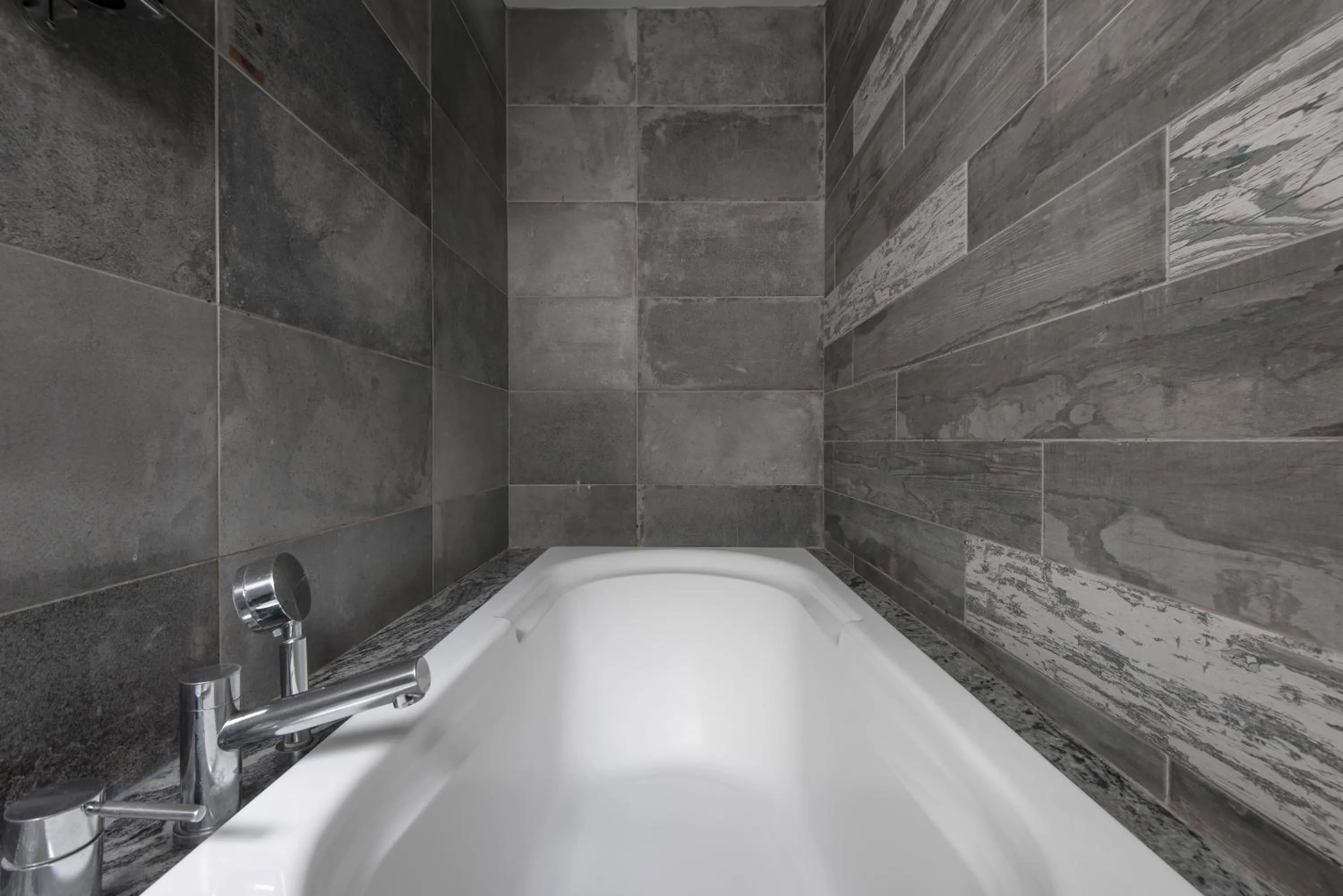 Shower in Calligraphy Greenway Hotel