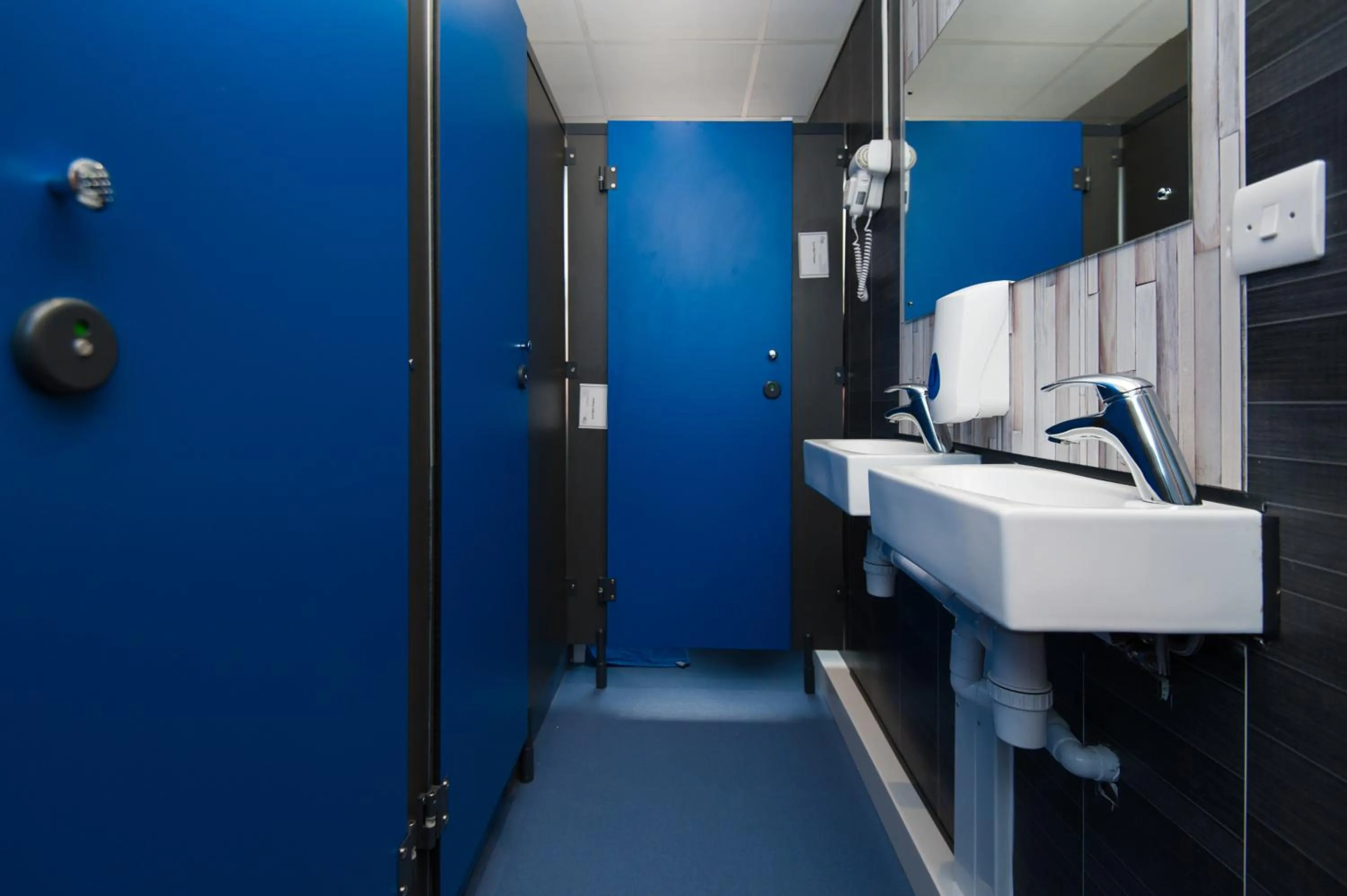 Bathroom in Russell Scott Backpackers Hostel