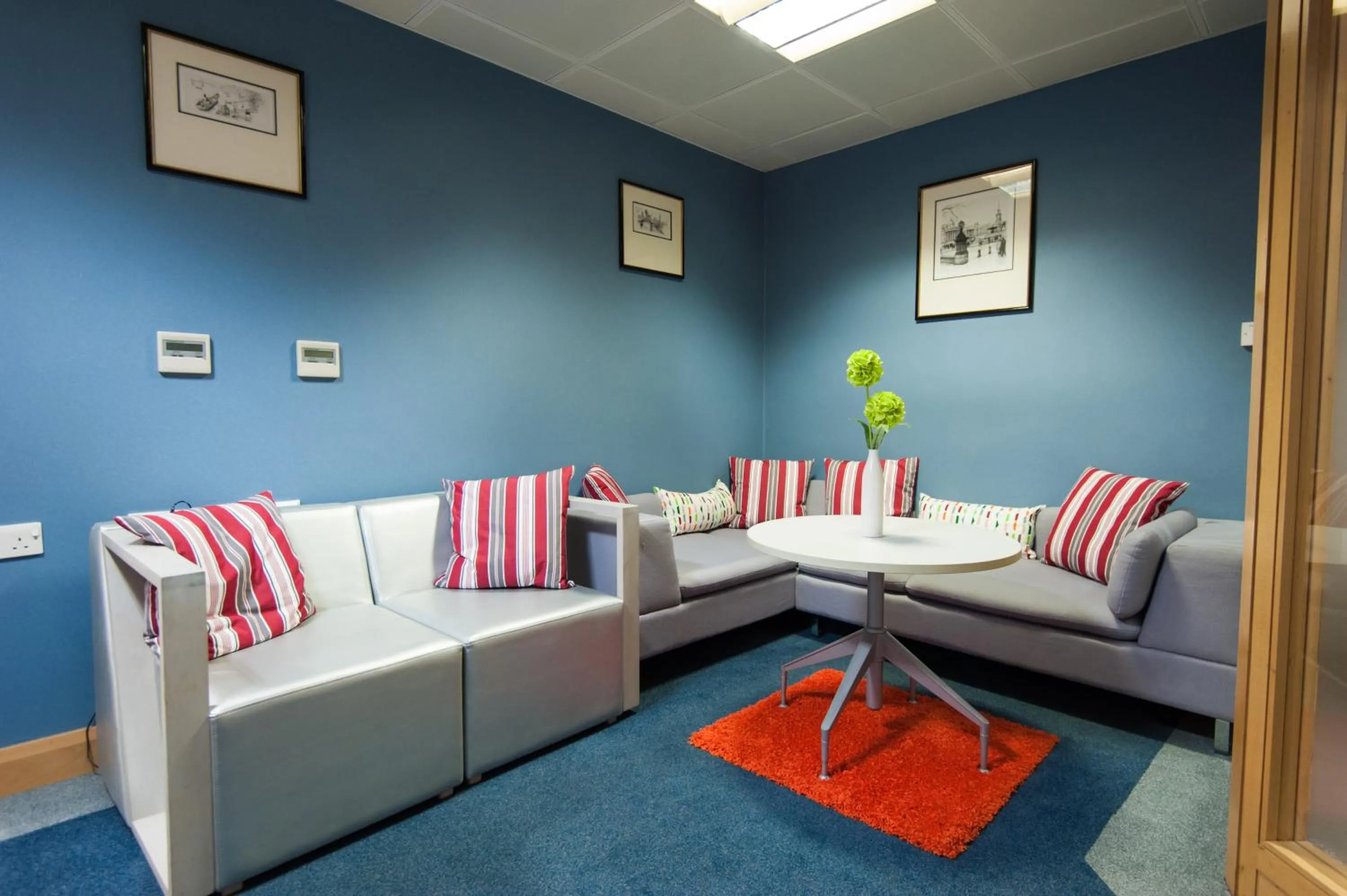 Communal lounge/ TV room in Russell Scott Backpackers Hostel