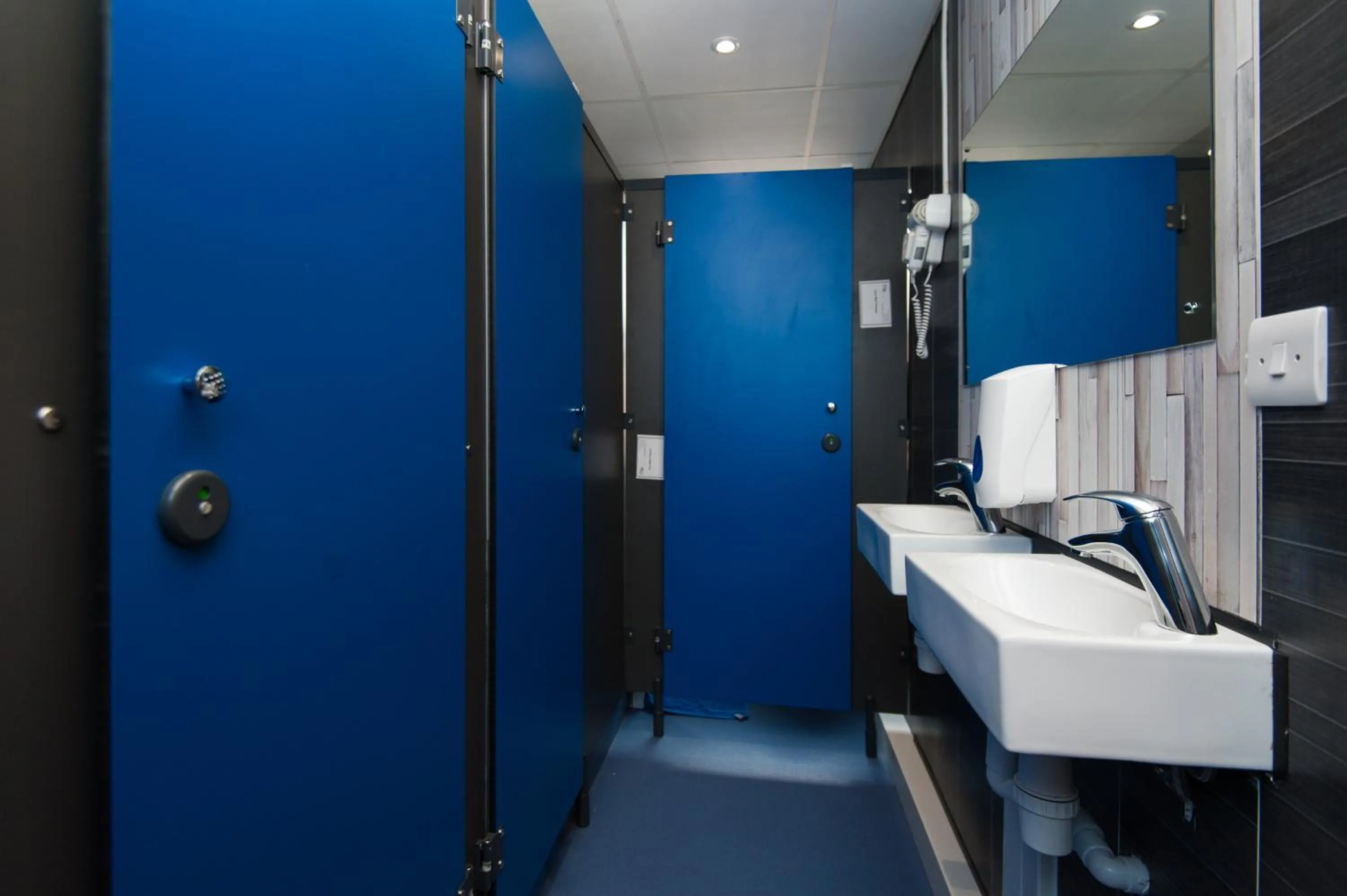 Bathroom in Russell Scott Backpackers Hostel