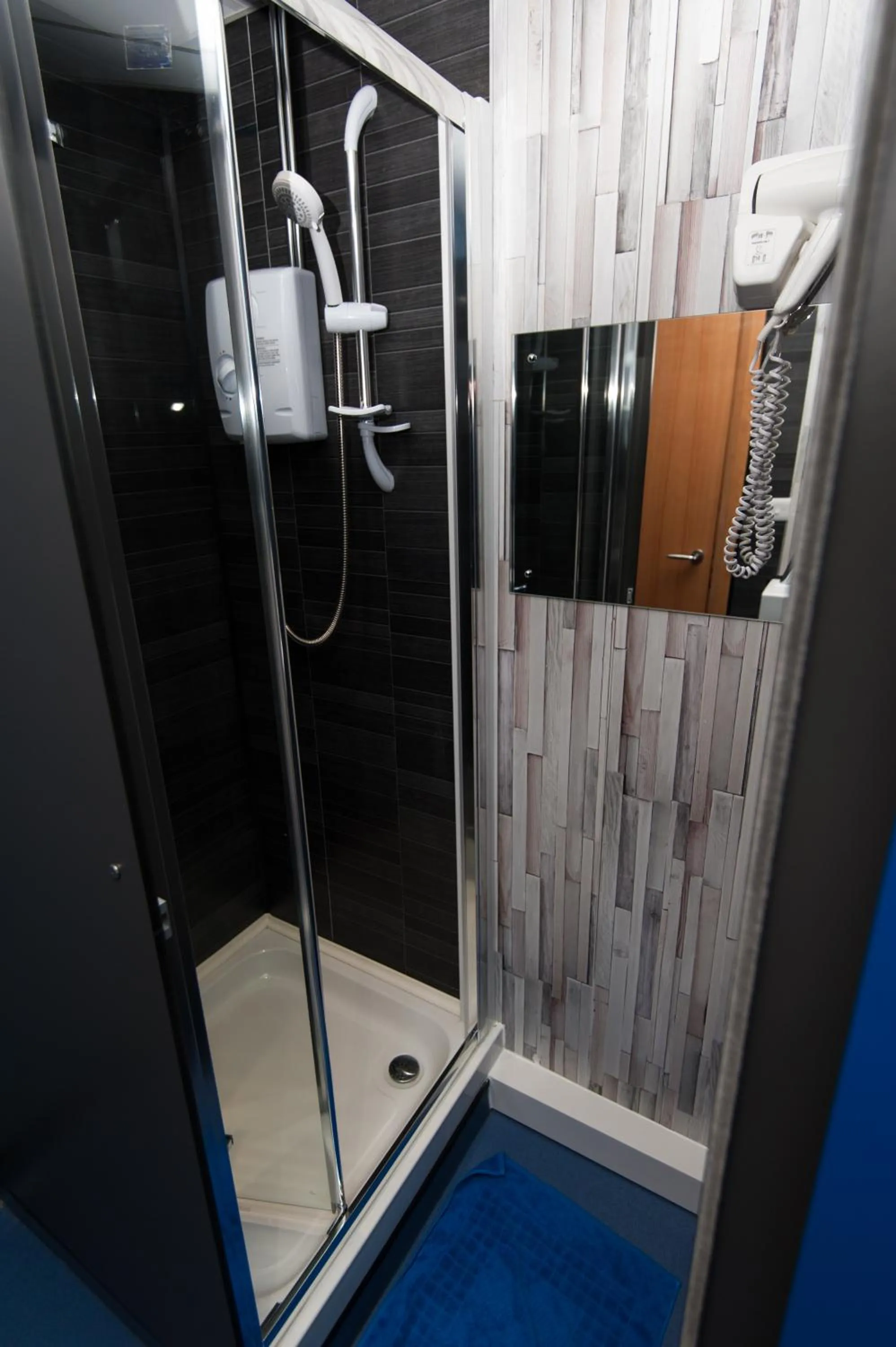 Shower in Russell Scott Backpackers Hostel